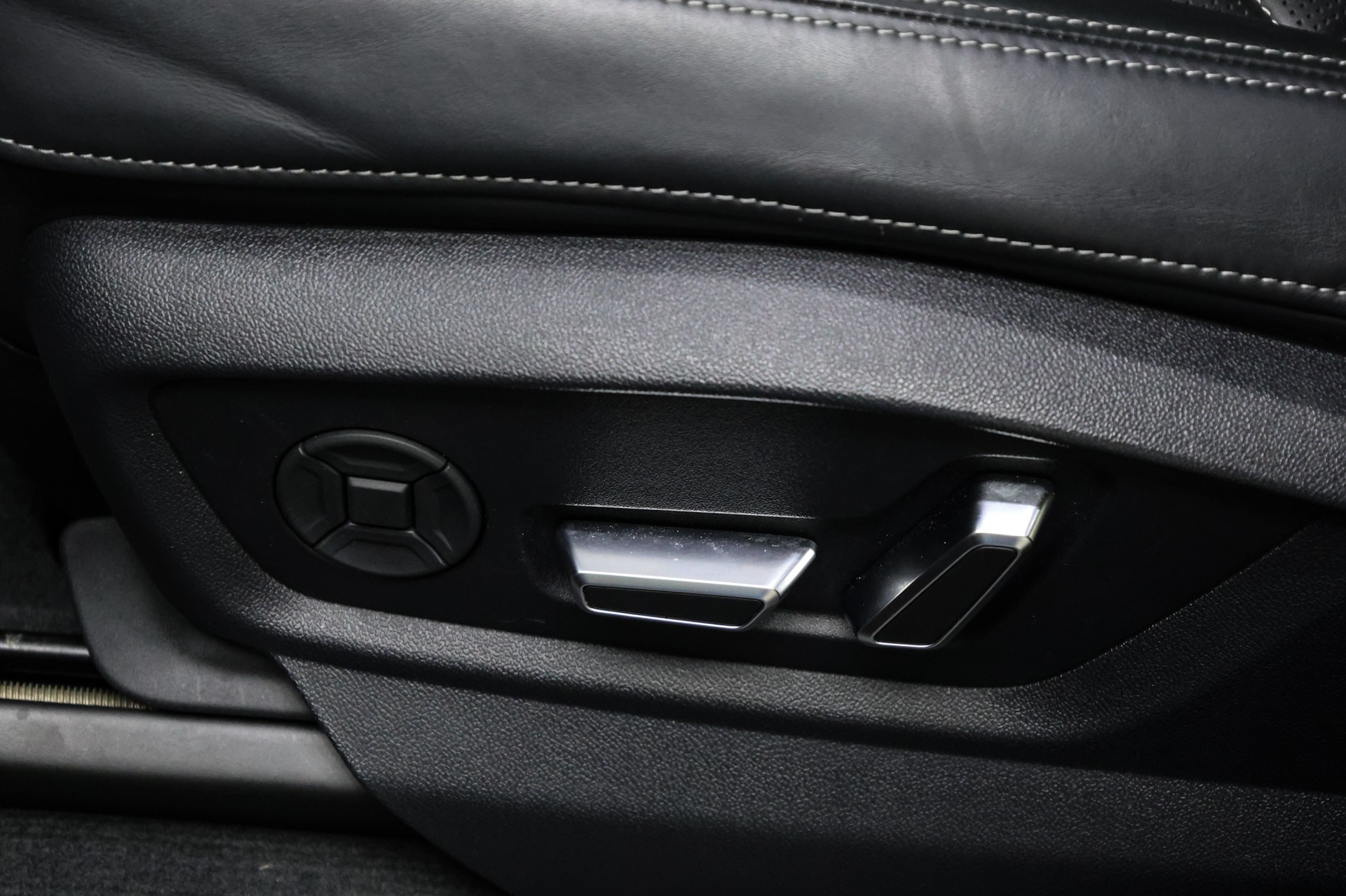 AUDI Q8 60 TFSI e quattro PHEV Tiptronic S-Line-image-25