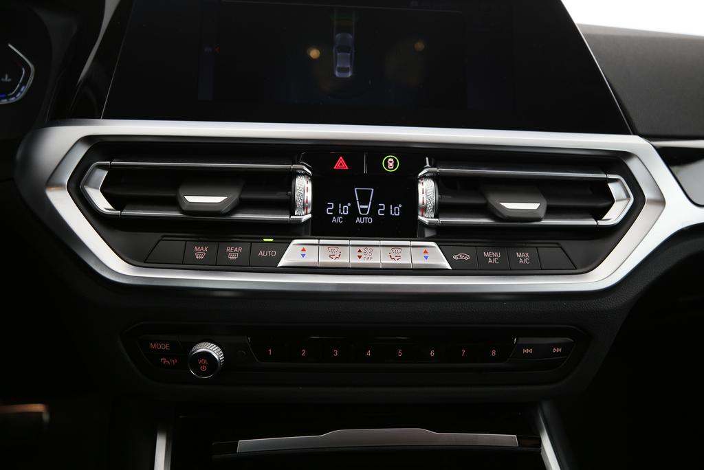 BMW 220i Coupé-image-11