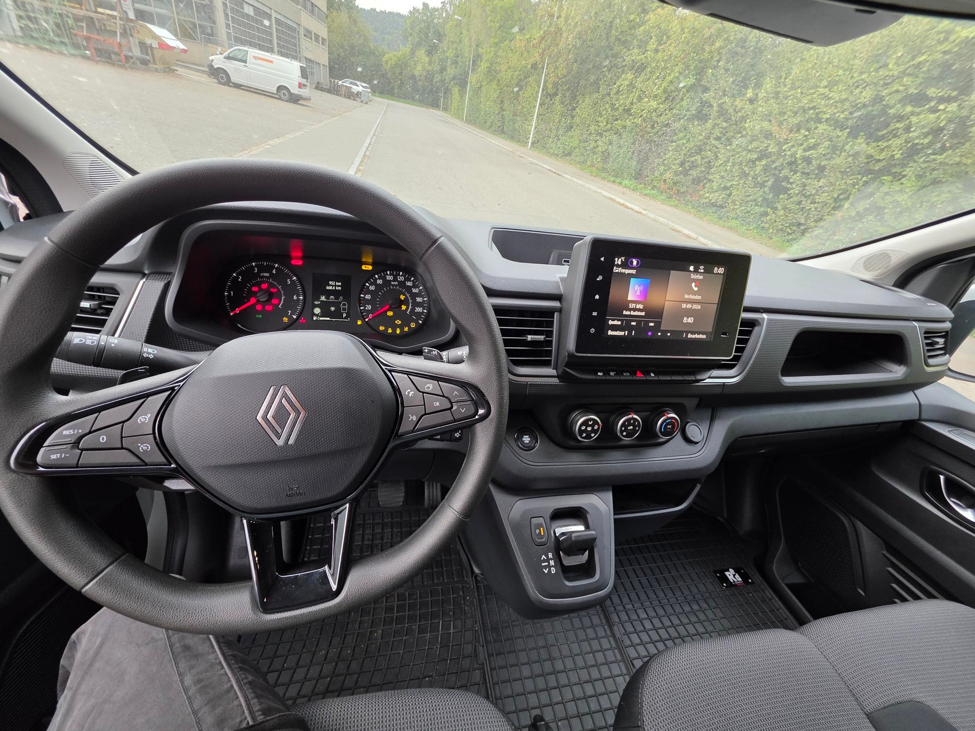 RENAULT 2.0 dCi Blue 150 Advance L1H1 RED EDITION-image-4