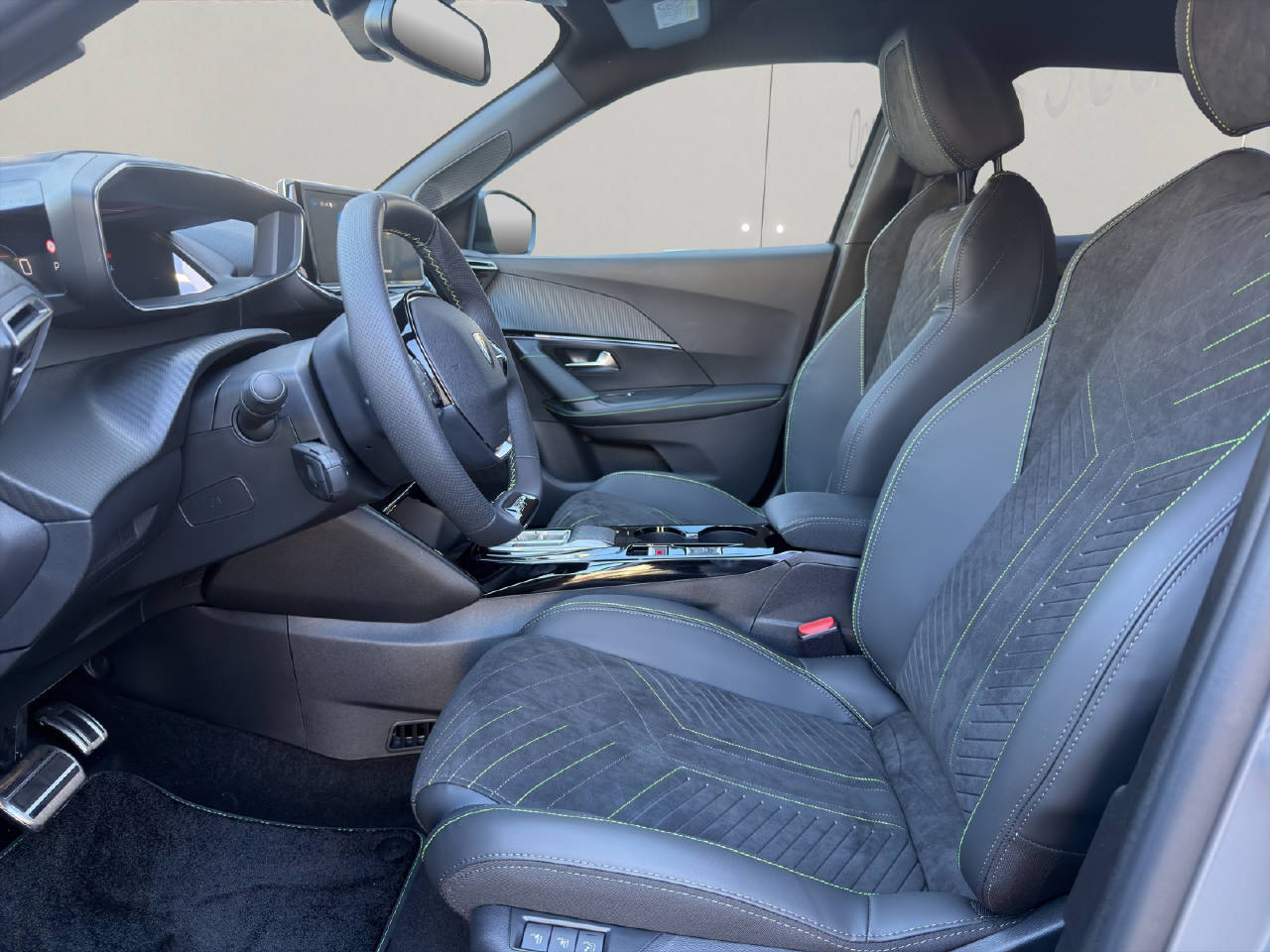 PEUGEOT 2008 1.2 Hybrid 145 GT-image-3