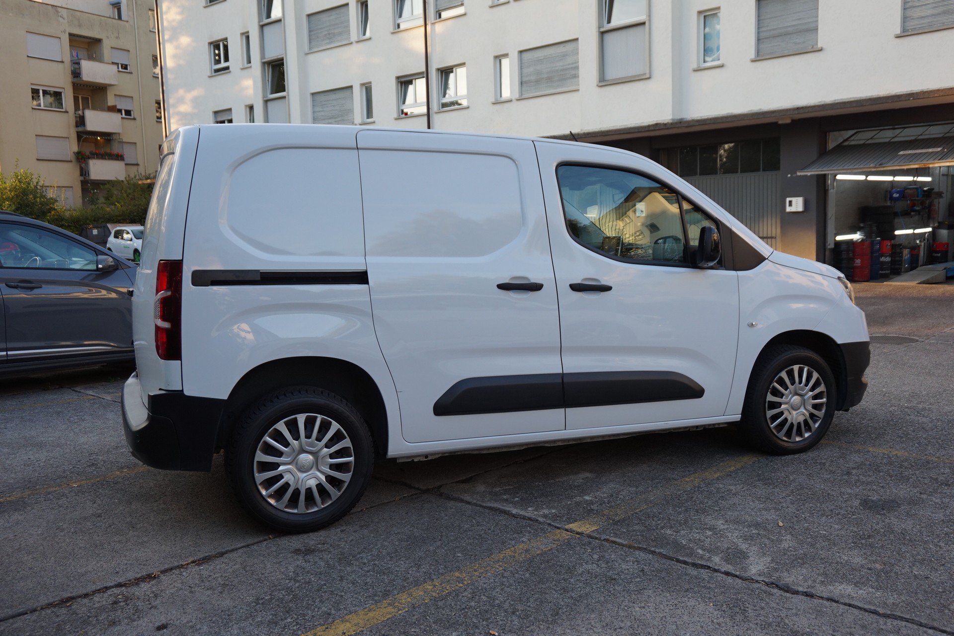 TOYOTA Proace City Van 1.5D Active Medium Automatik-image-2