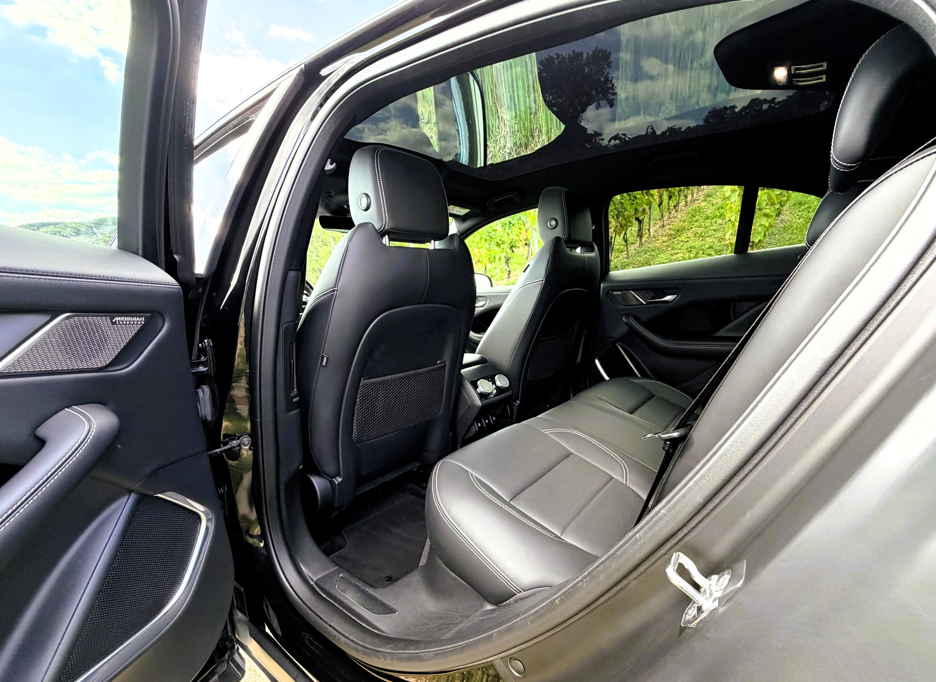 JAGUAR I-Pace EV400 HSE Black AWD-image-16