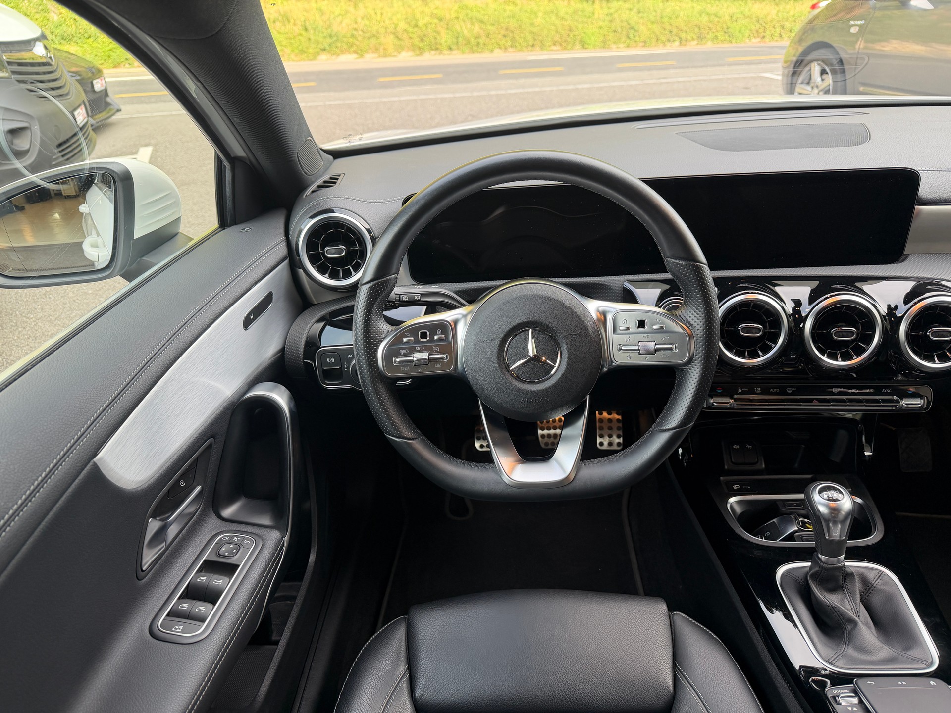 MERCEDES-BENZ A 200 AMG Line-image-9
