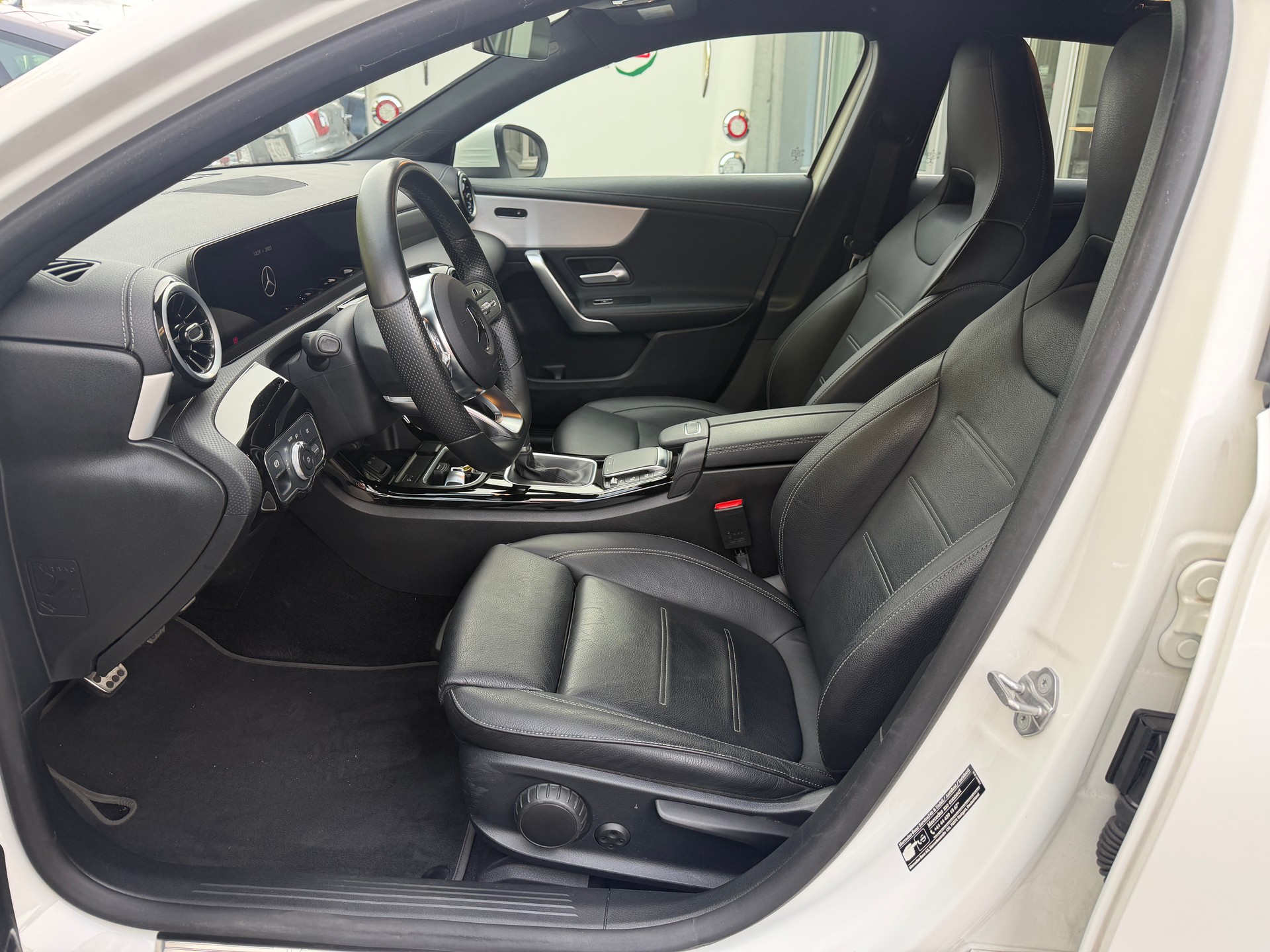 MERCEDES-BENZ A 200 AMG Line-image-6