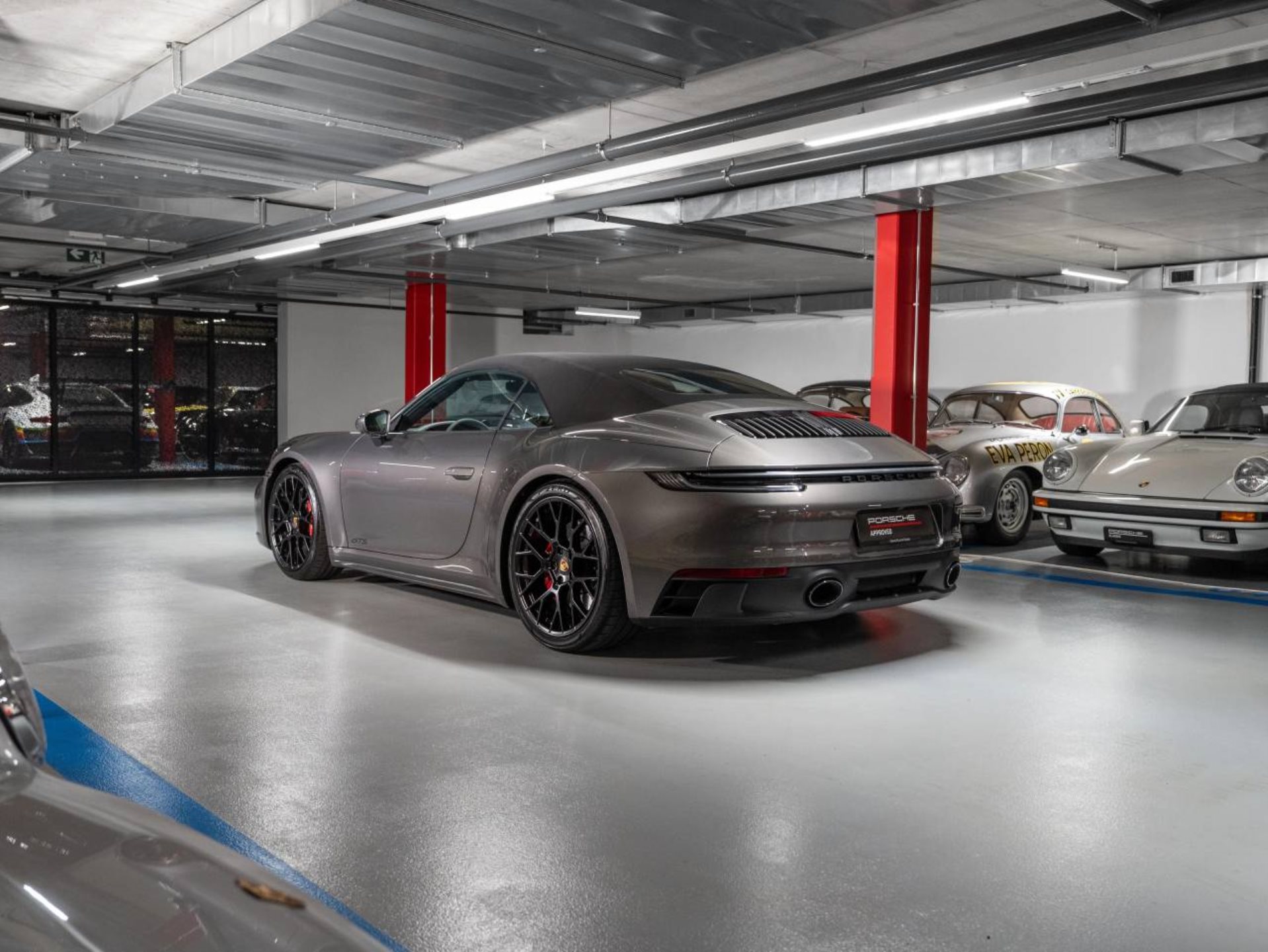 PORSCHE 911 Carrera 4 GTS Cabriolet-image-7