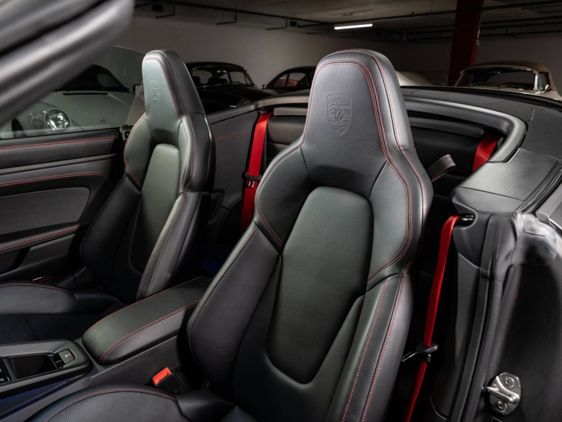 PORSCHE 911 Carrera 4 GTS Cabriolet-image-4