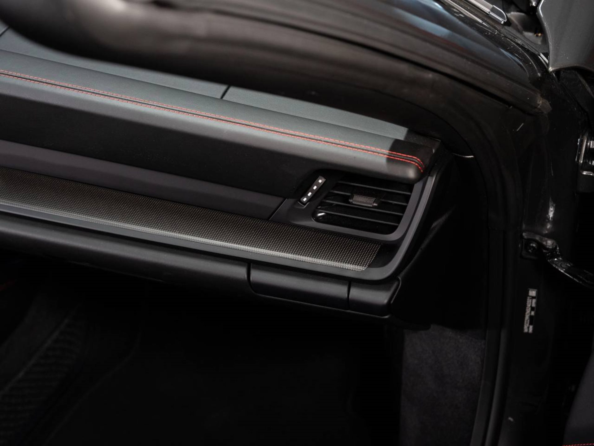 PORSCHE 911 Carrera 4 GTS Cabriolet-image-17