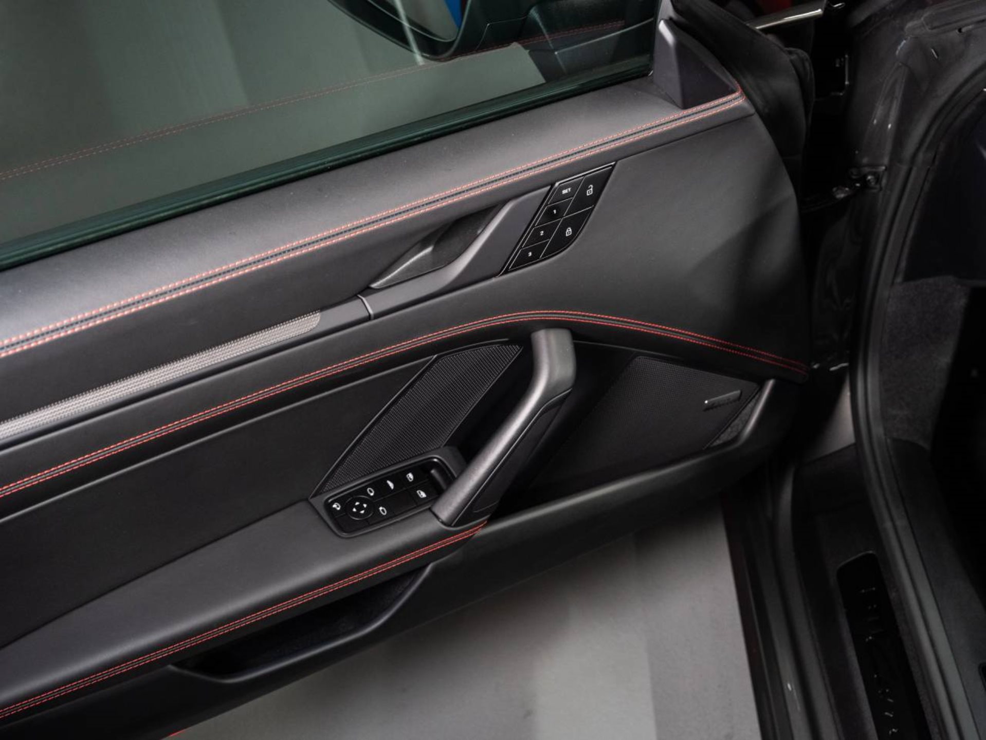 PORSCHE 911 Carrera 4 GTS Cabriolet-image-21
