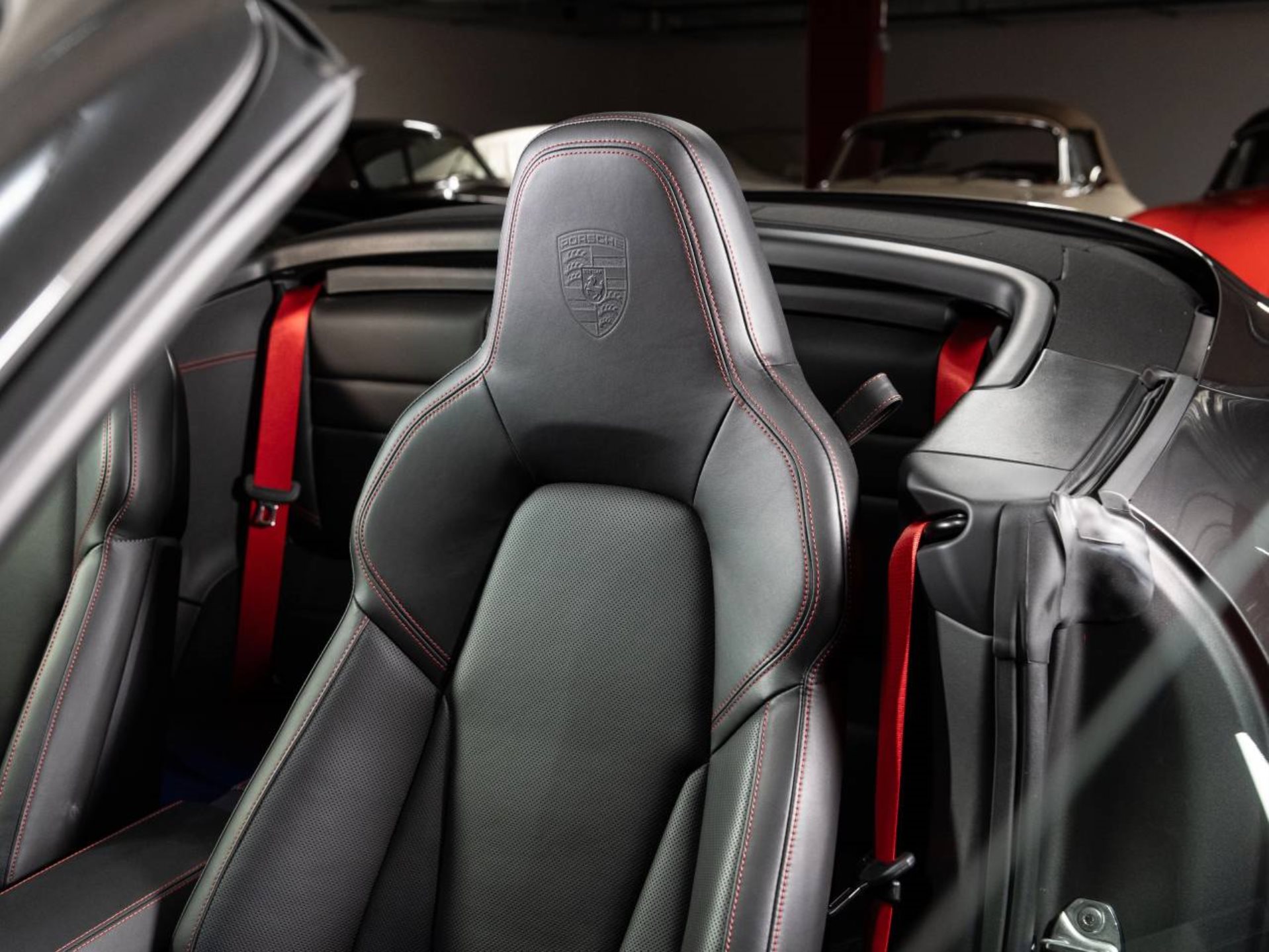 PORSCHE 911 Carrera 4 GTS Cabriolet-image-18