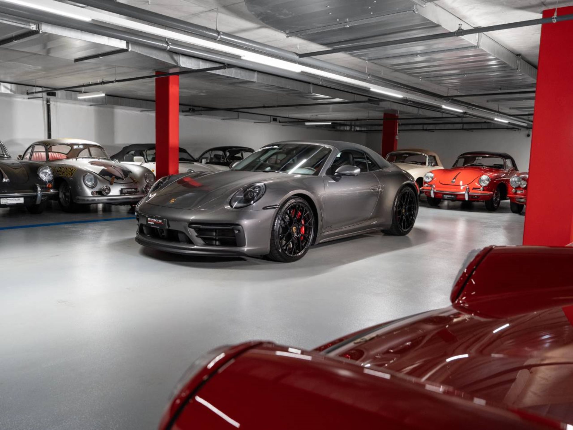 PORSCHE 911 Carrera 4 GTS Cabriolet-image-6