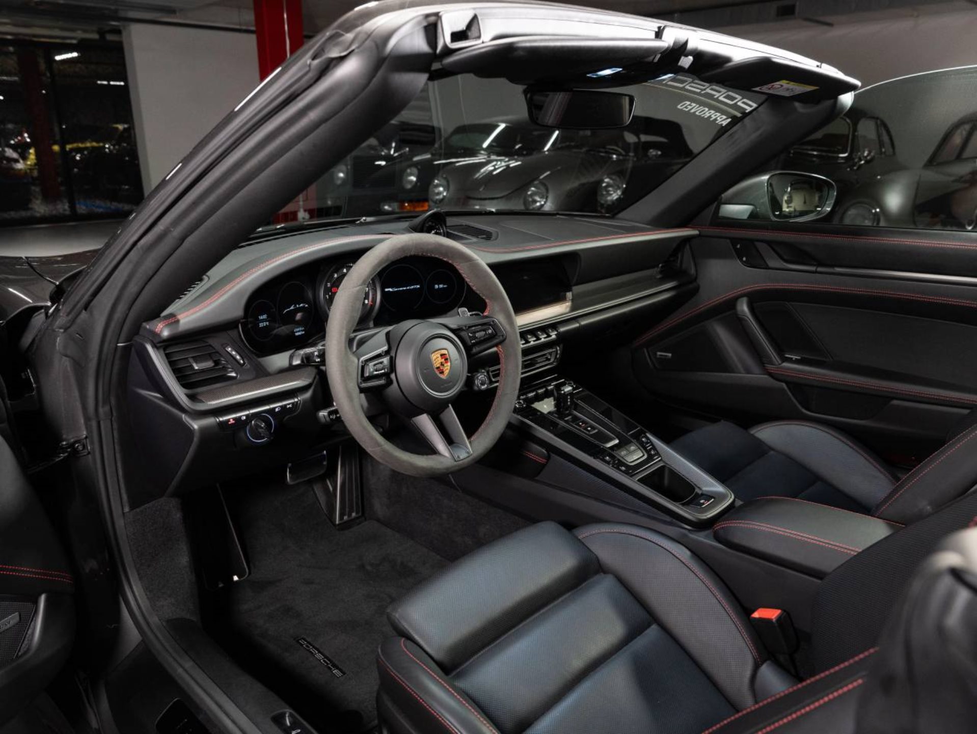 PORSCHE 911 Carrera 4 GTS Cabriolet-image-3