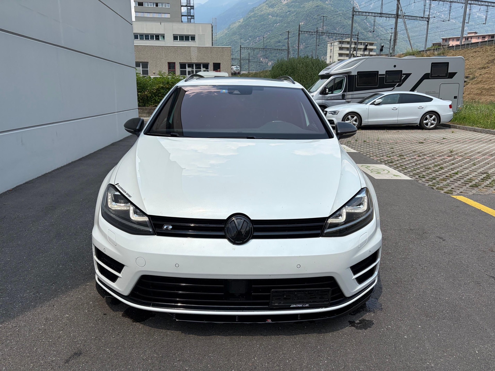 VW Golf VII Variant 2.0 TSI R DSG 4motion-image-1