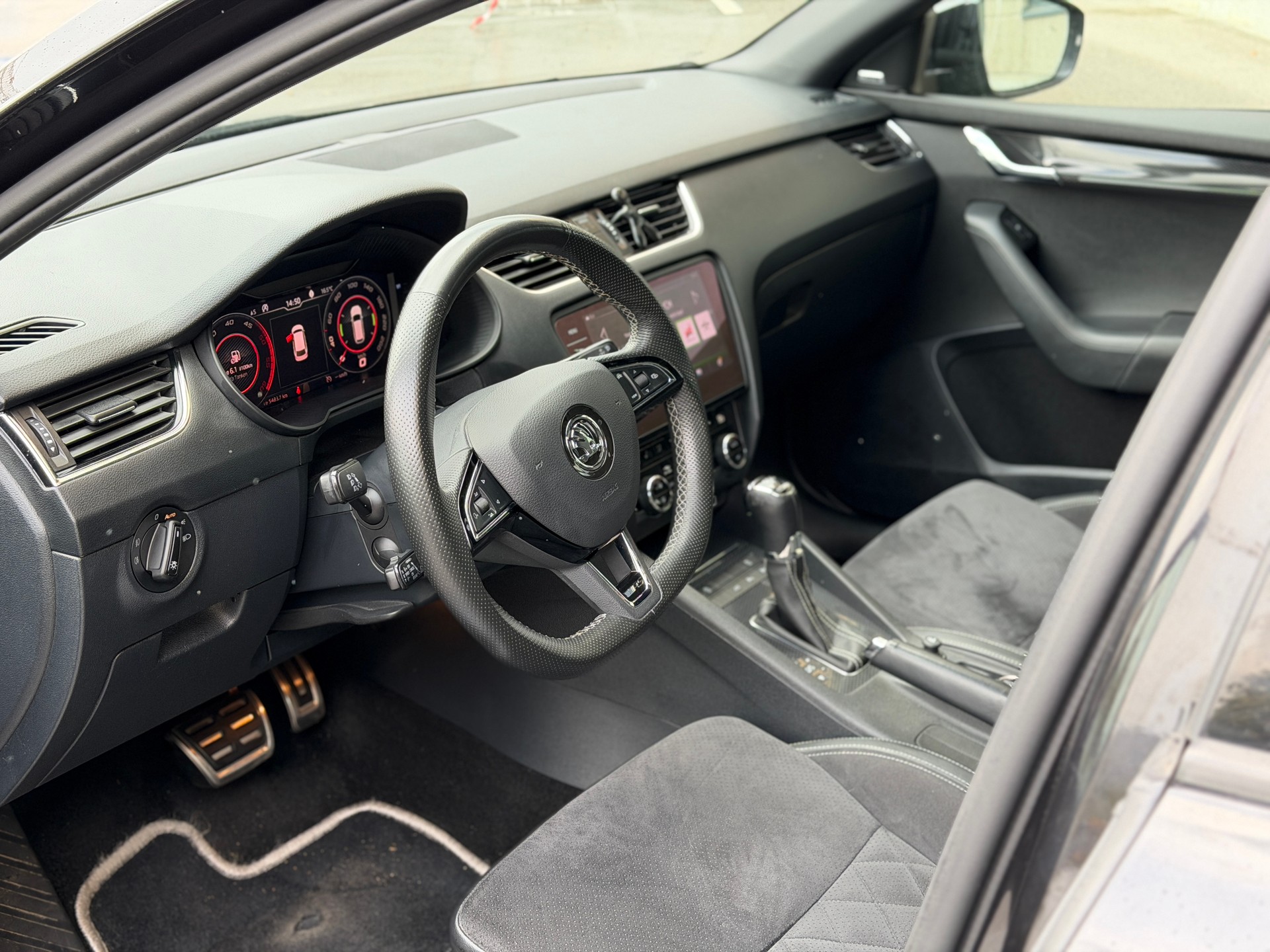 SKODA Octavia Combi 2.0 TDI RS 4x4 DSG-image-12