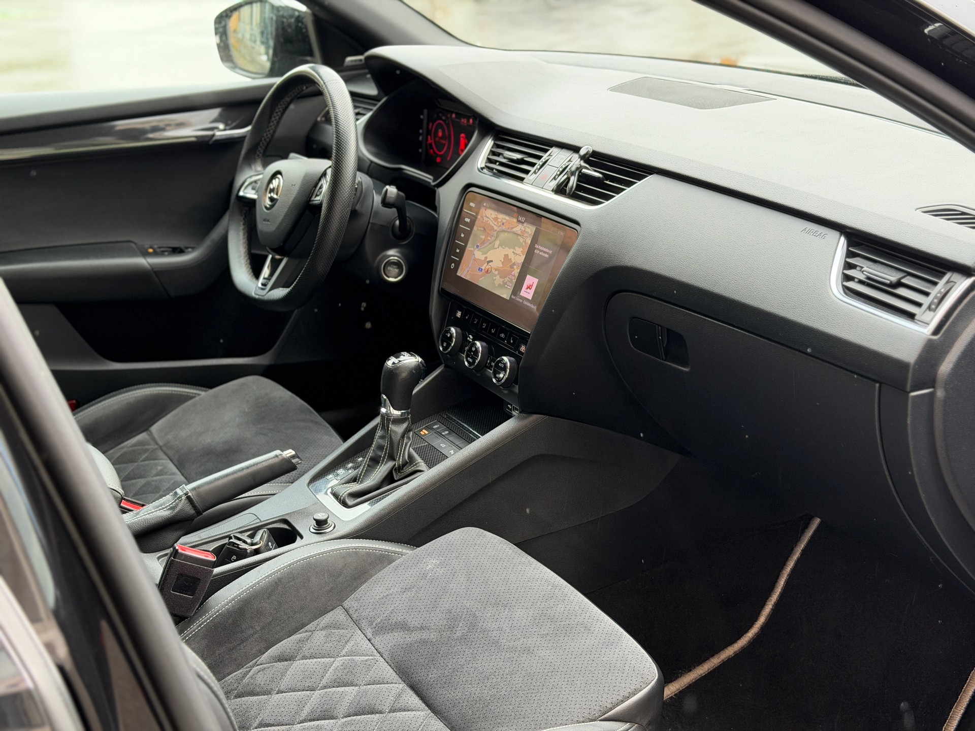 SKODA Octavia Combi 2.0 TDI RS 4x4 DSG-image-26
