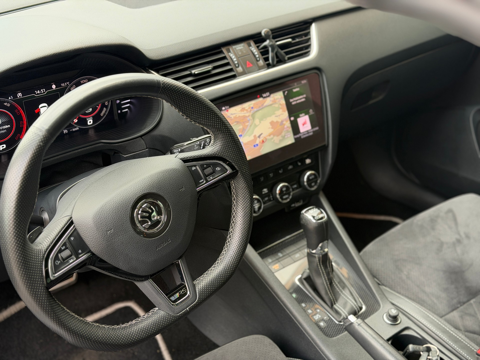 SKODA Octavia Combi 2.0 TDI RS 4x4 DSG-image-18