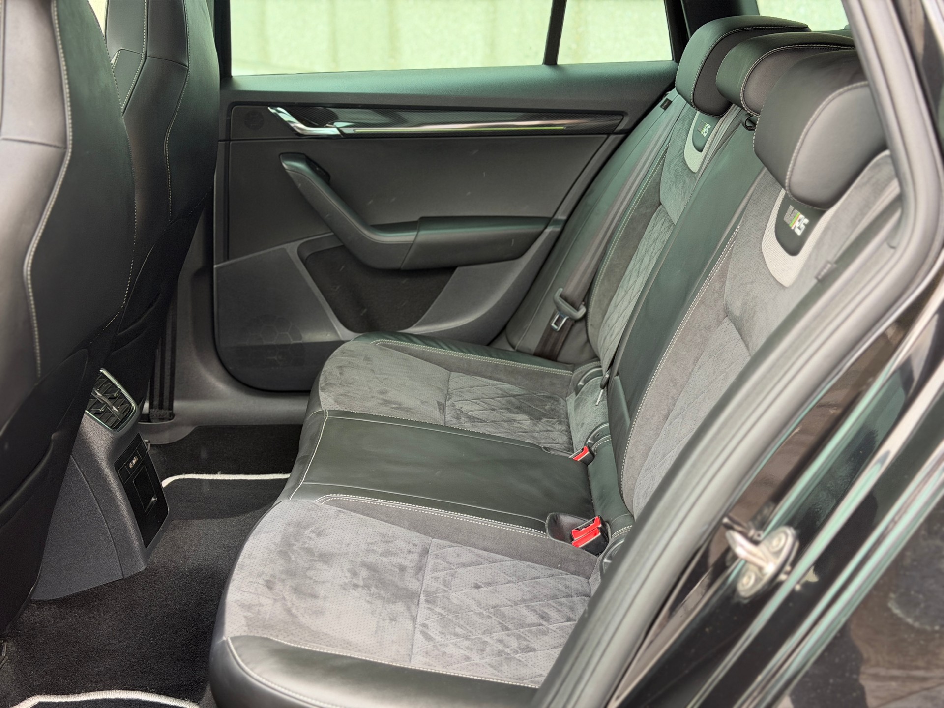 SKODA Octavia Combi 2.0 TDI RS 4x4 DSG-image-21