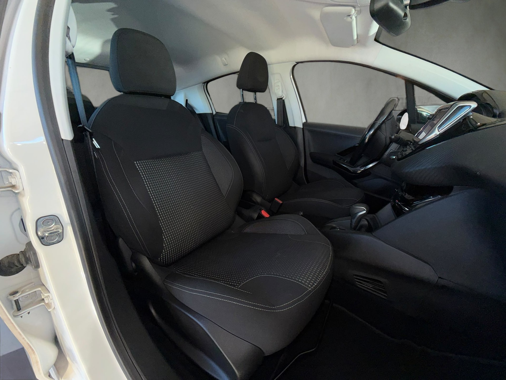 PEUGEOT 208 1.2 PureTech Allure EAT6-image-9