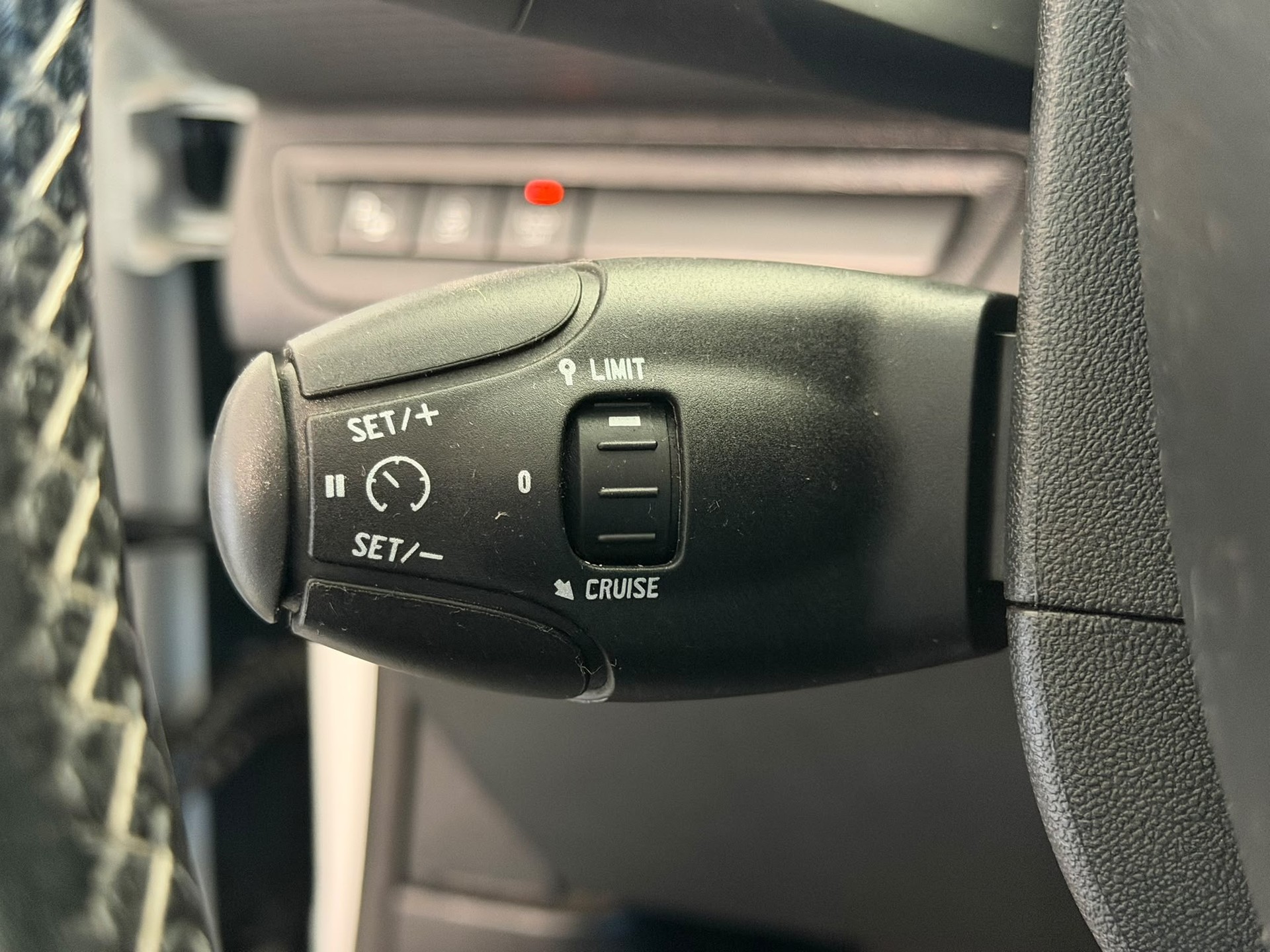 PEUGEOT 208 1.2 PureTech Allure EAT6-image-14