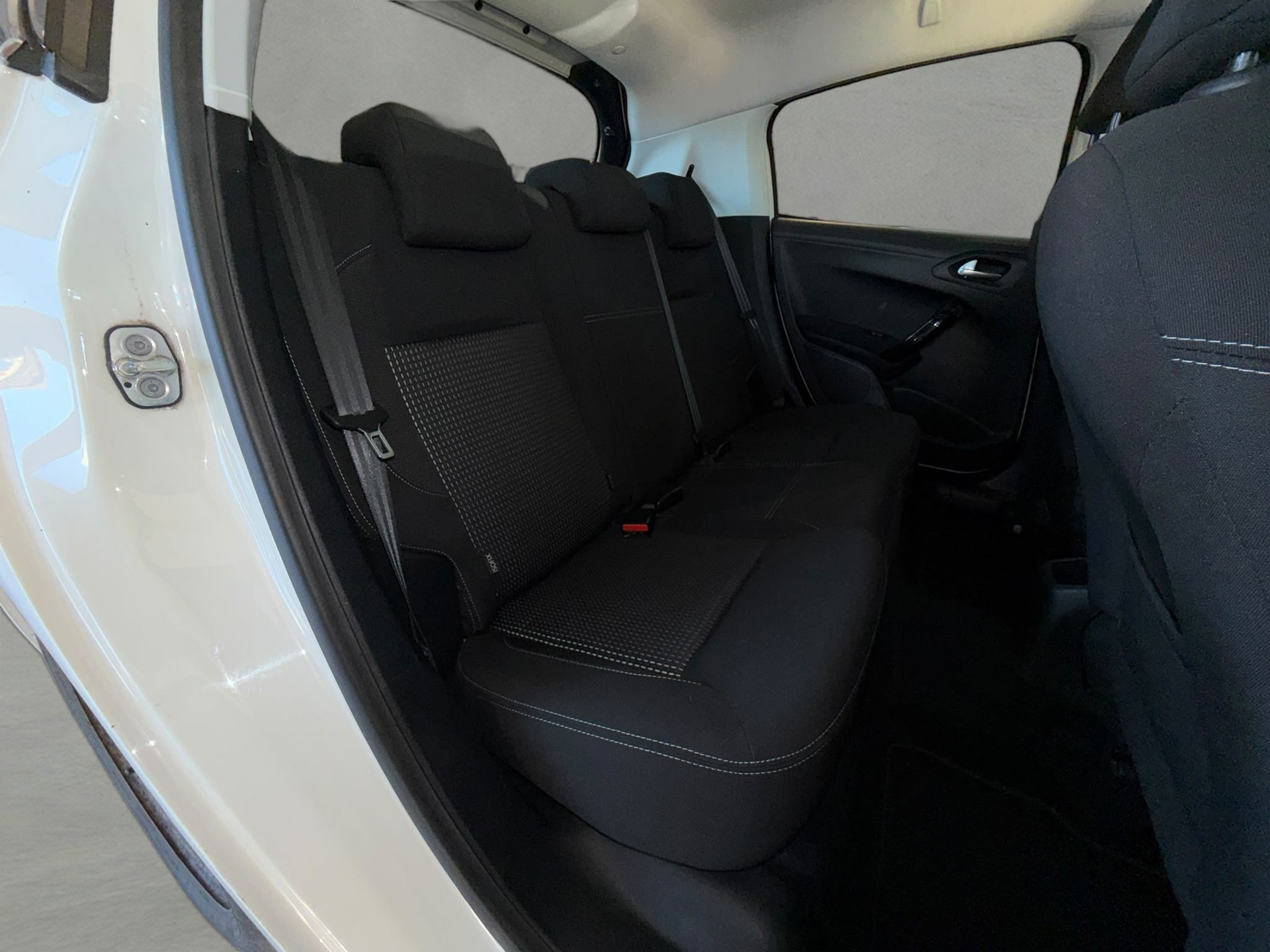 PEUGEOT 208 1.2 PureTech Allure EAT6-image-8
