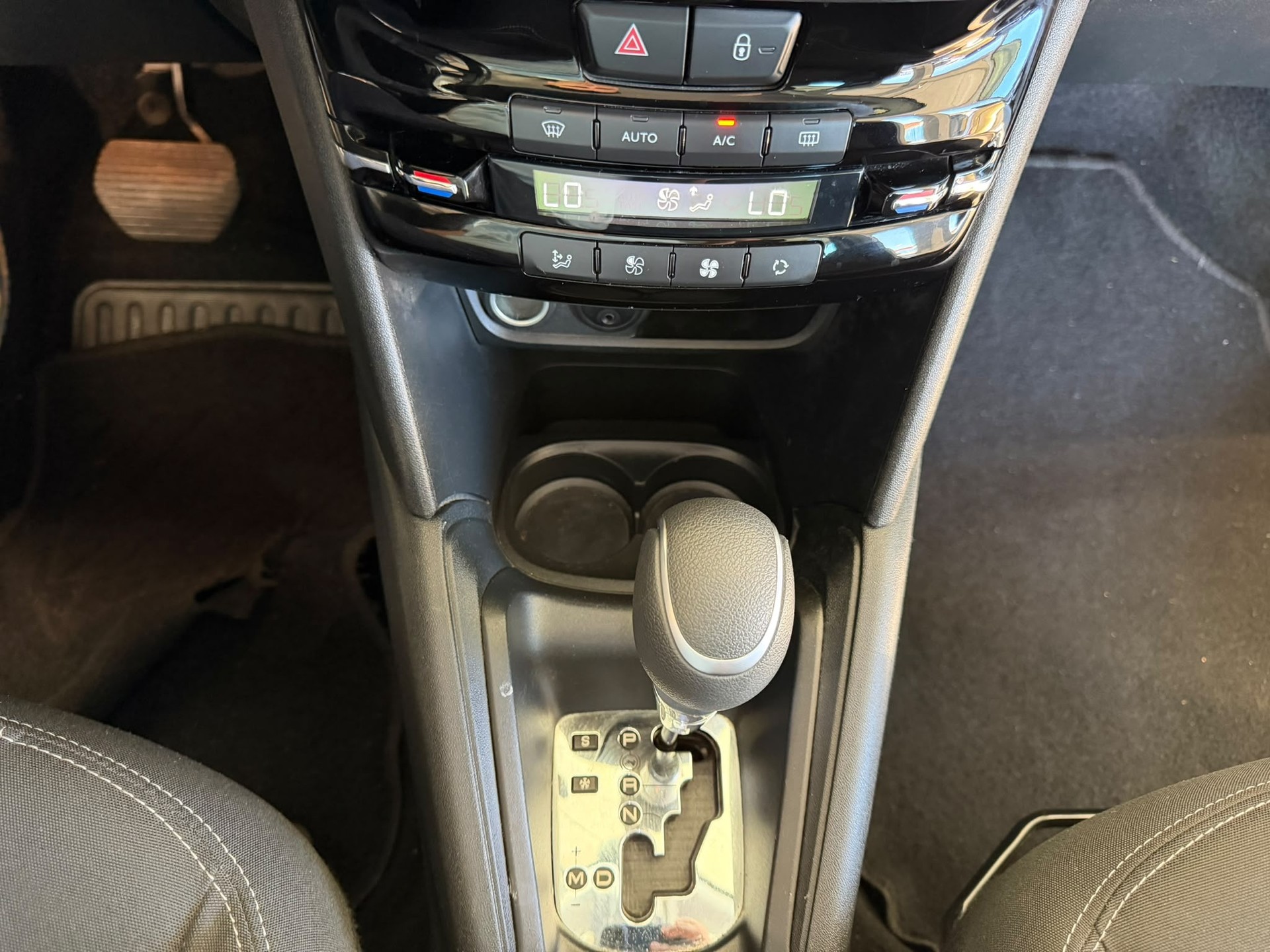 PEUGEOT 208 1.2 PureTech Allure EAT6-image-13