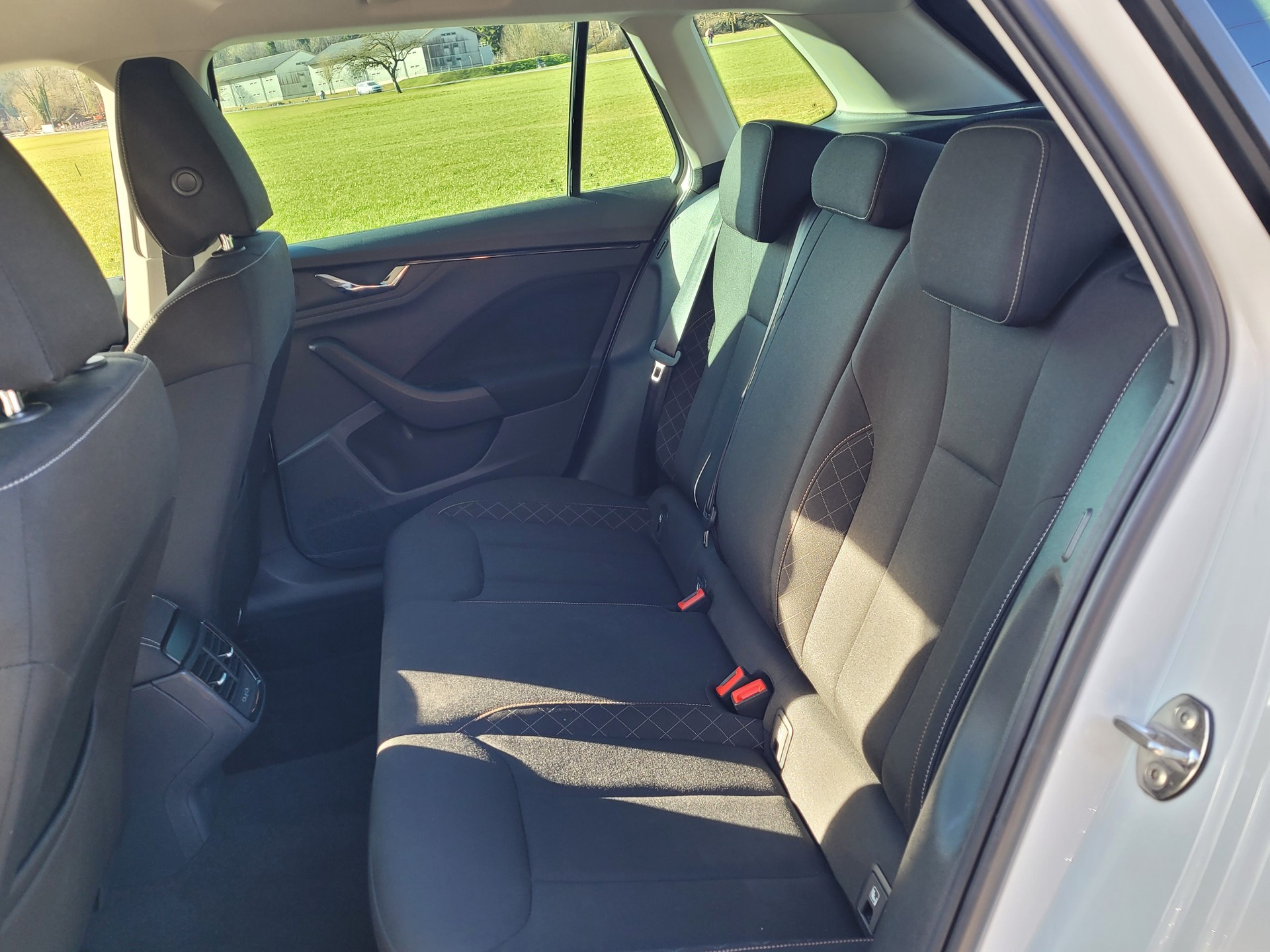 SKODA Kamiq 1.0 TSI Ambition DSG *Rückfahrkamera+8-fach m. Pneu*-image-14