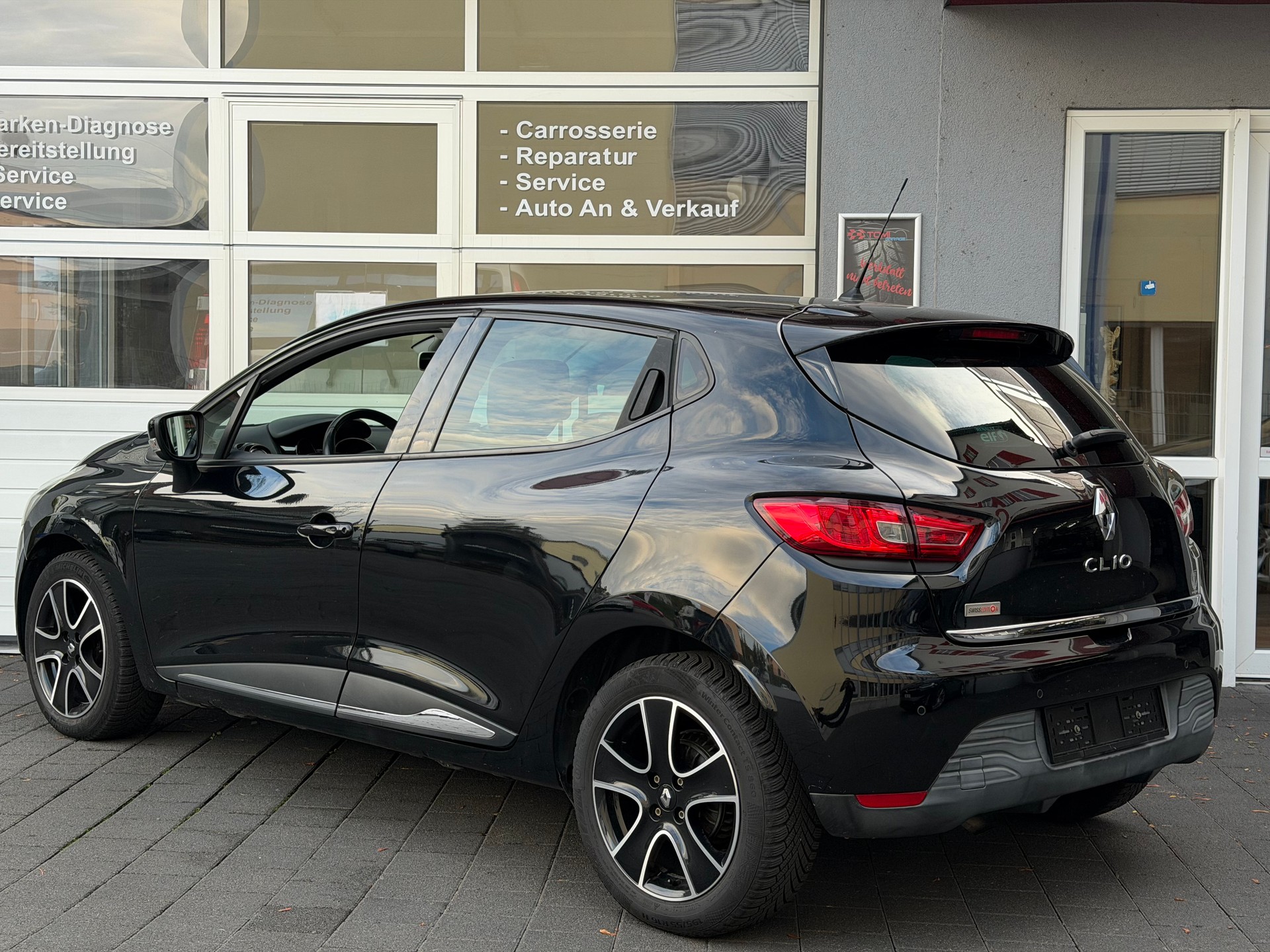 RENAULT Clio 1.2 16V T Swiss Edition EDC *Frisch ab MFK&Service*8-Fach Räder*Top Austattung*-image-8
