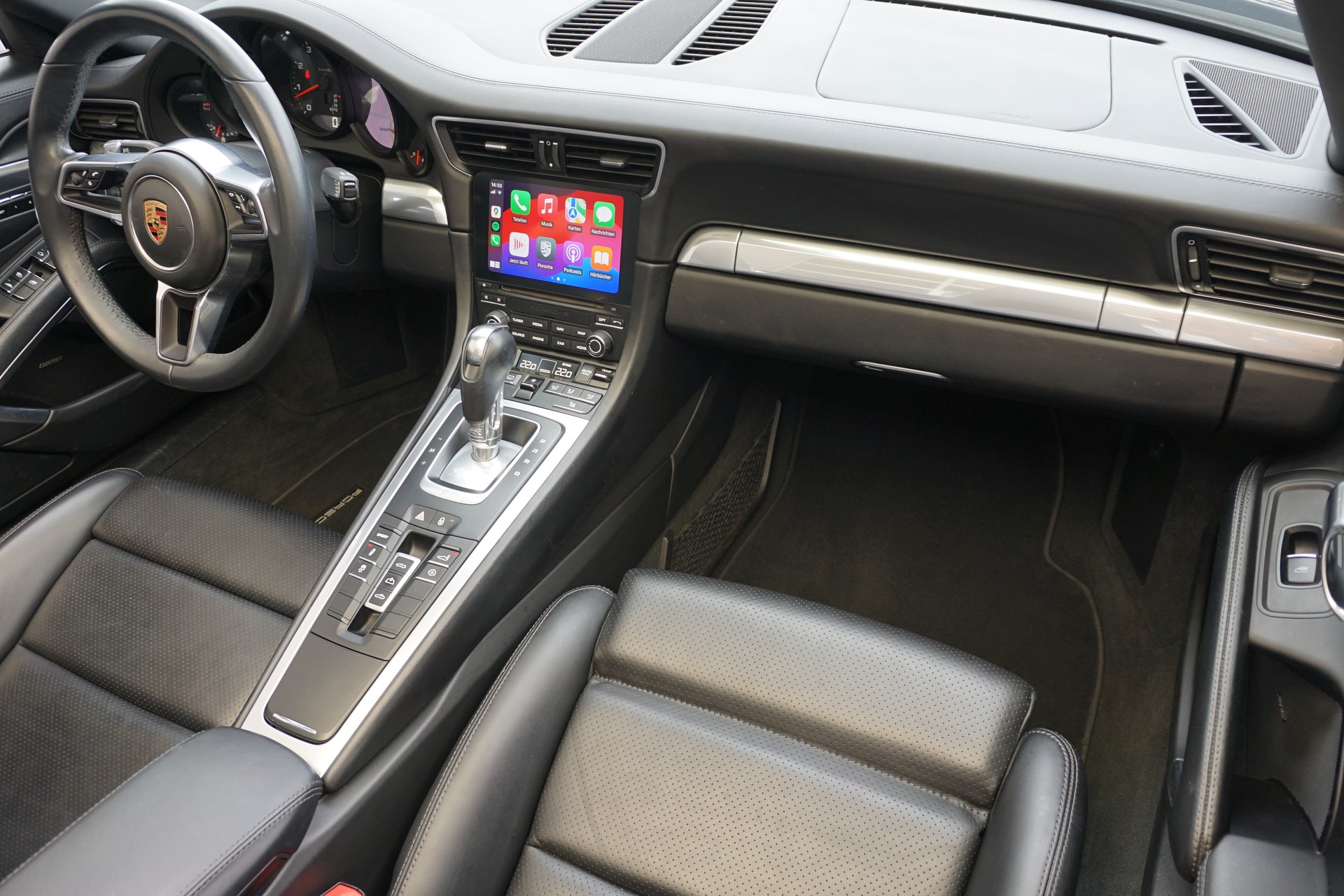 PORSCHE 911 Carrera 4 Cabrio-image-16