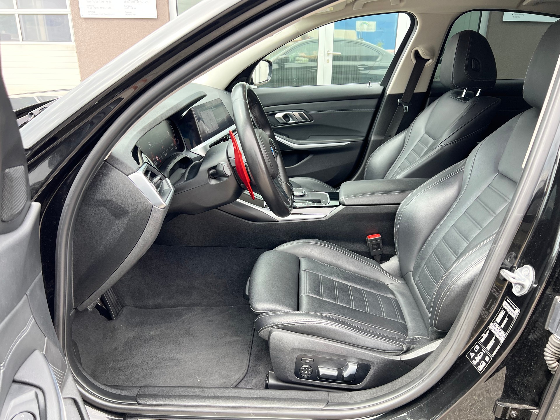 BMW 320d xDrive M Sport Steptronic-image-7
