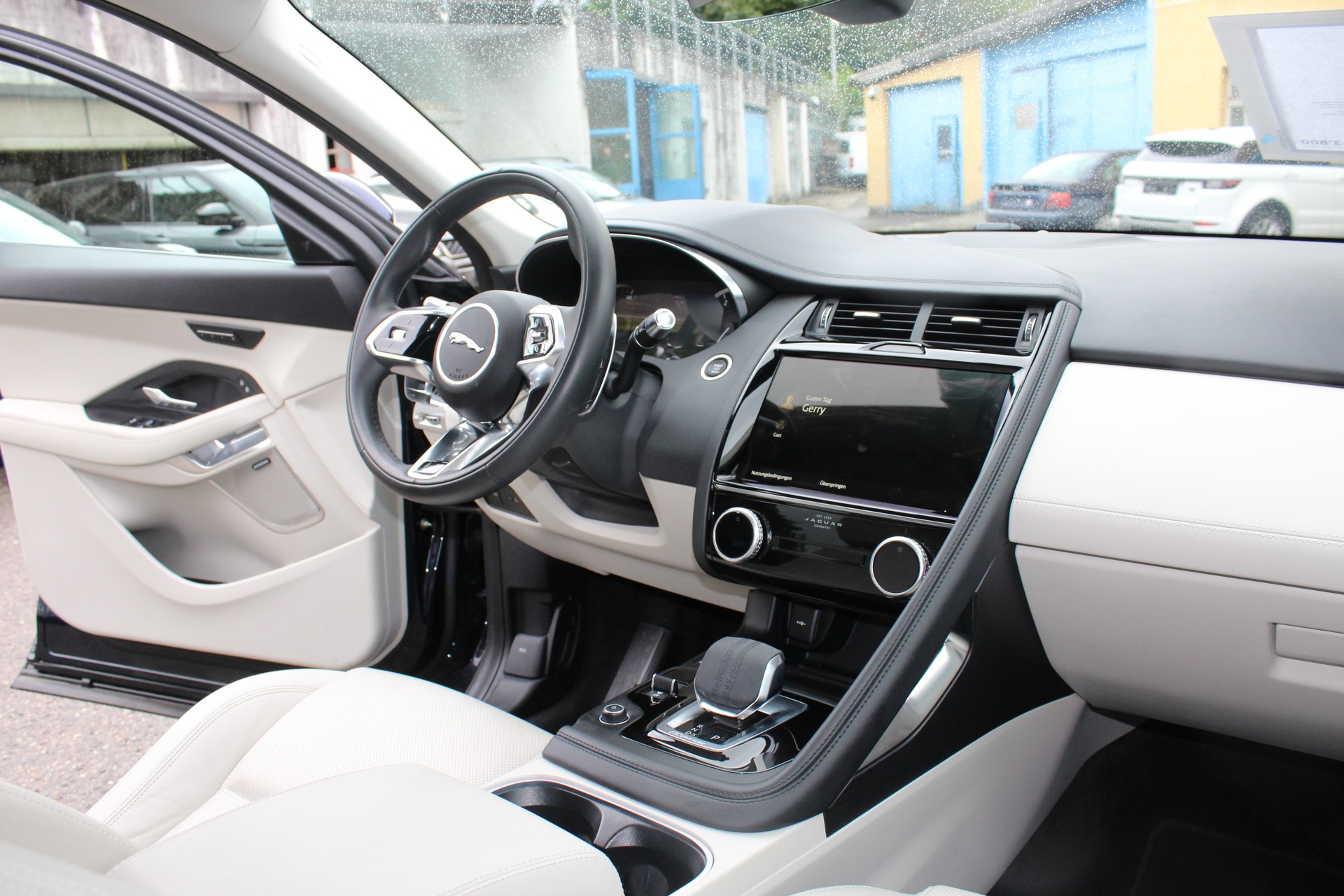 JAGUAR E-Pace 2.0d D200 AWD SE-image-12