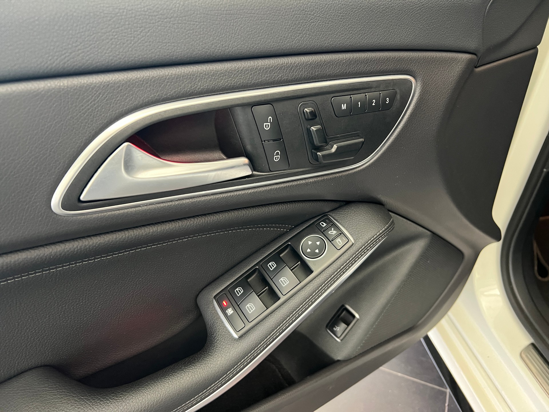 MERCEDES-BENZ CLA Shooting Brake 45 AMG 4Matic Speedshift-image-11