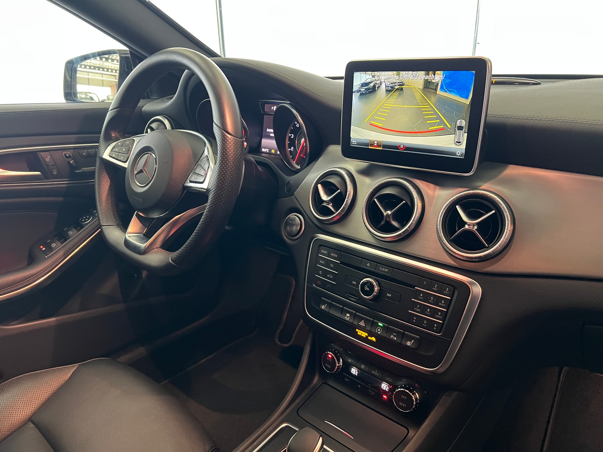 MERCEDES-BENZ CLA Shooting Brake 45 AMG 4Matic Speedshift-image-22