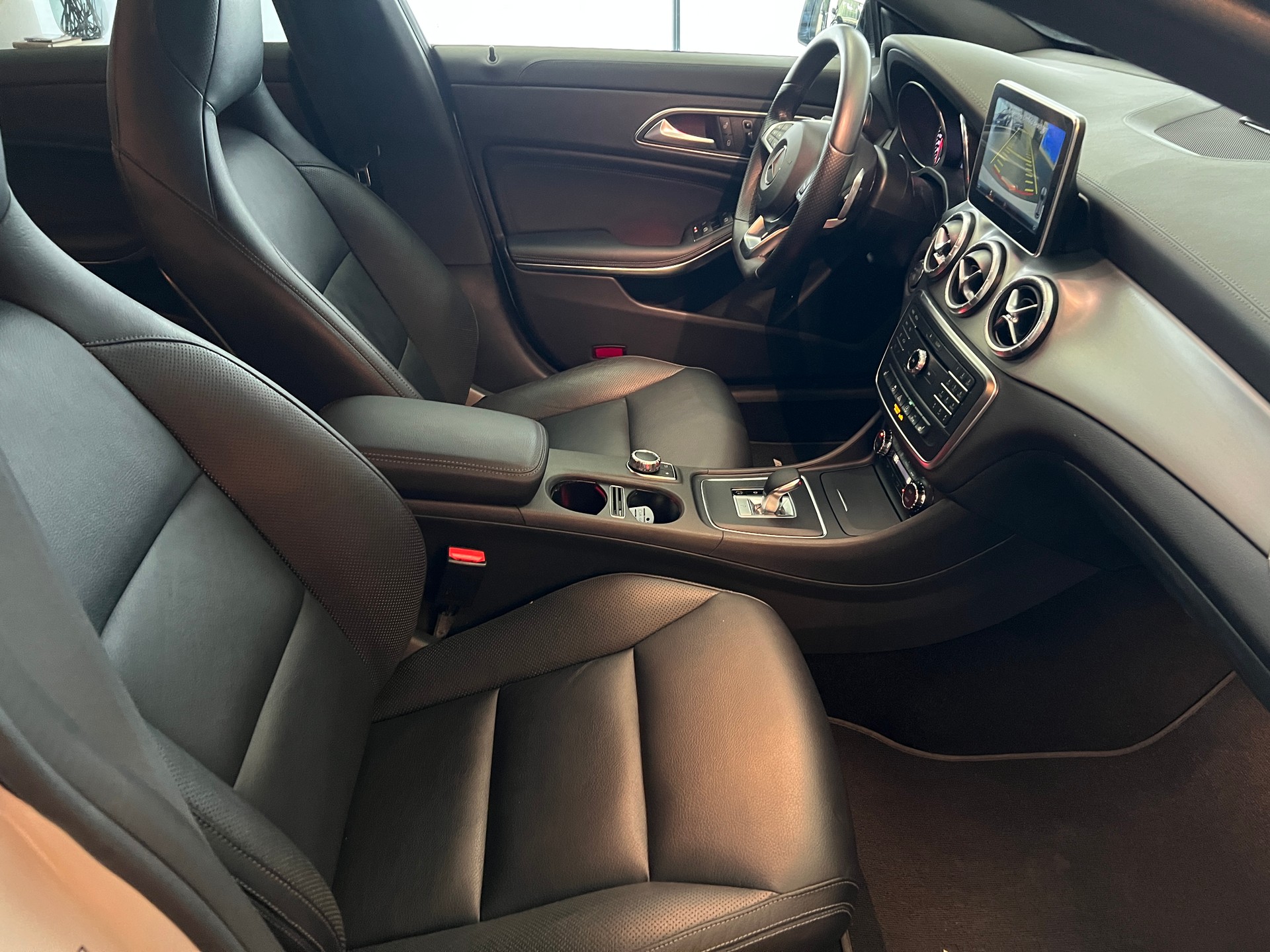 MERCEDES-BENZ CLA Shooting Brake 45 AMG 4Matic Speedshift-image-21
