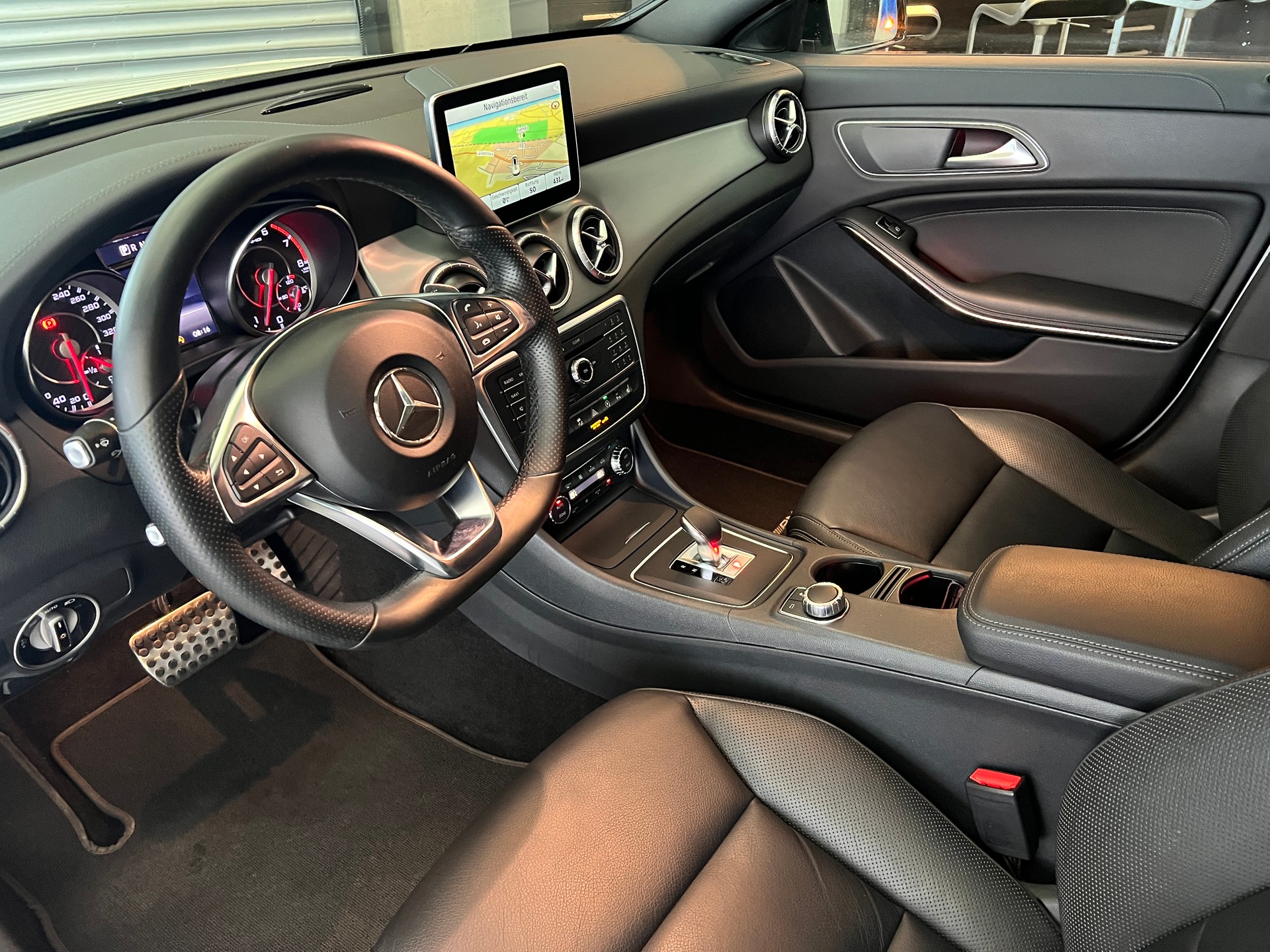MERCEDES-BENZ CLA Shooting Brake 45 AMG 4Matic Speedshift-image-9