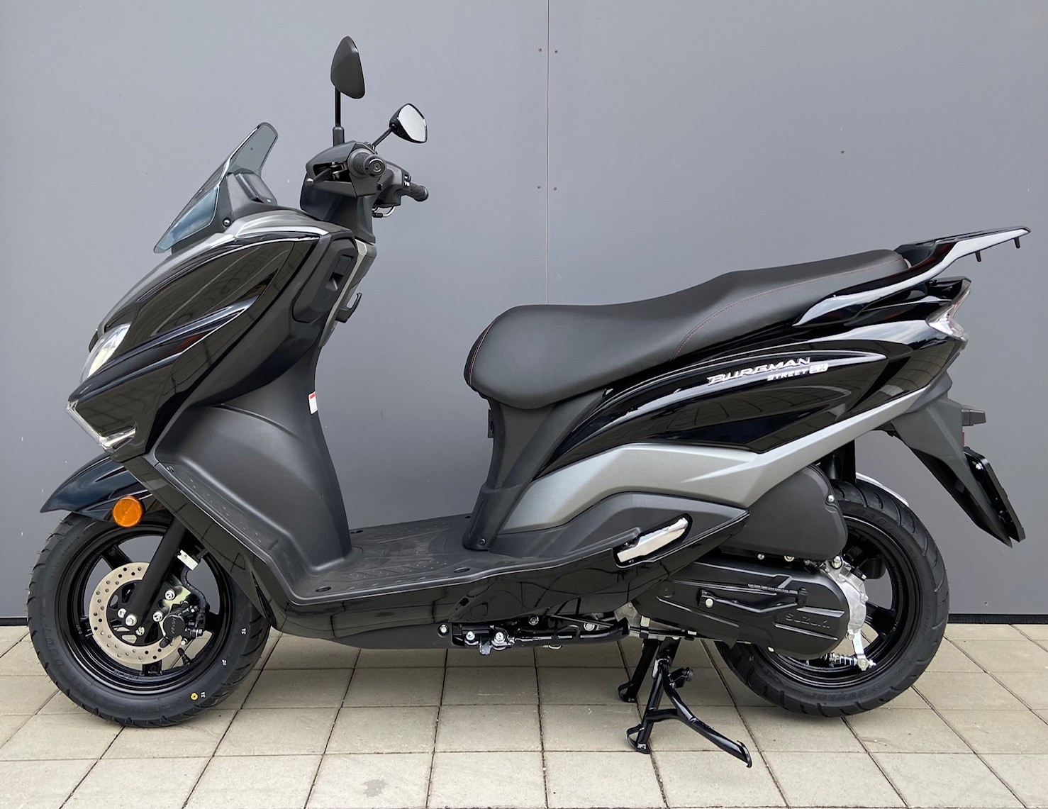 SUZUKI Street-showroom-element-2