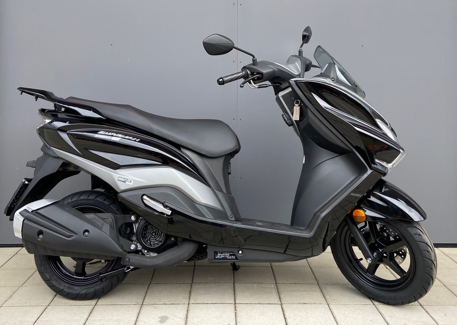 SUZUKI Street-showroom-element-1