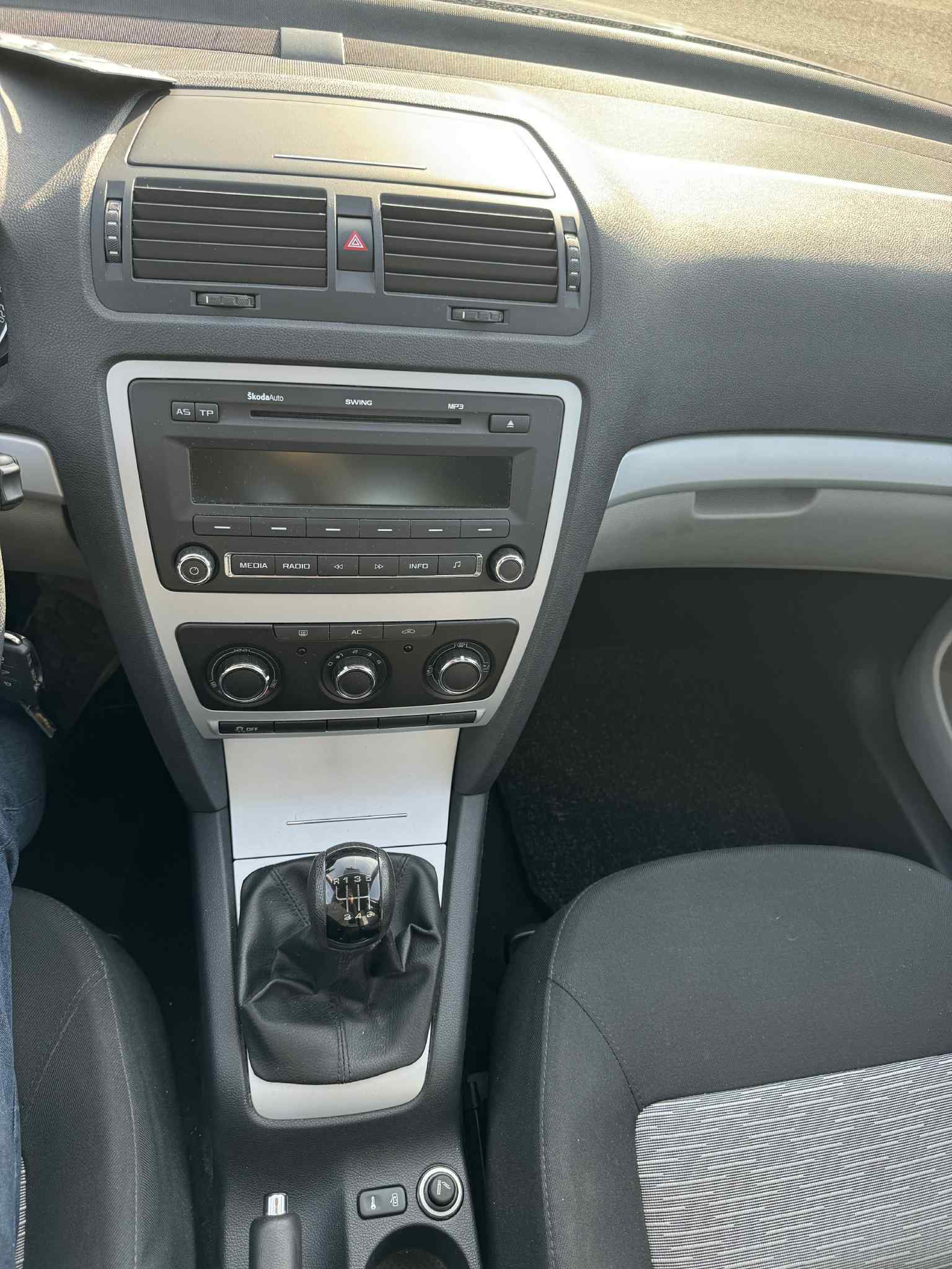 SKODA Octavia 1.8 TSI Ambiente-image-12