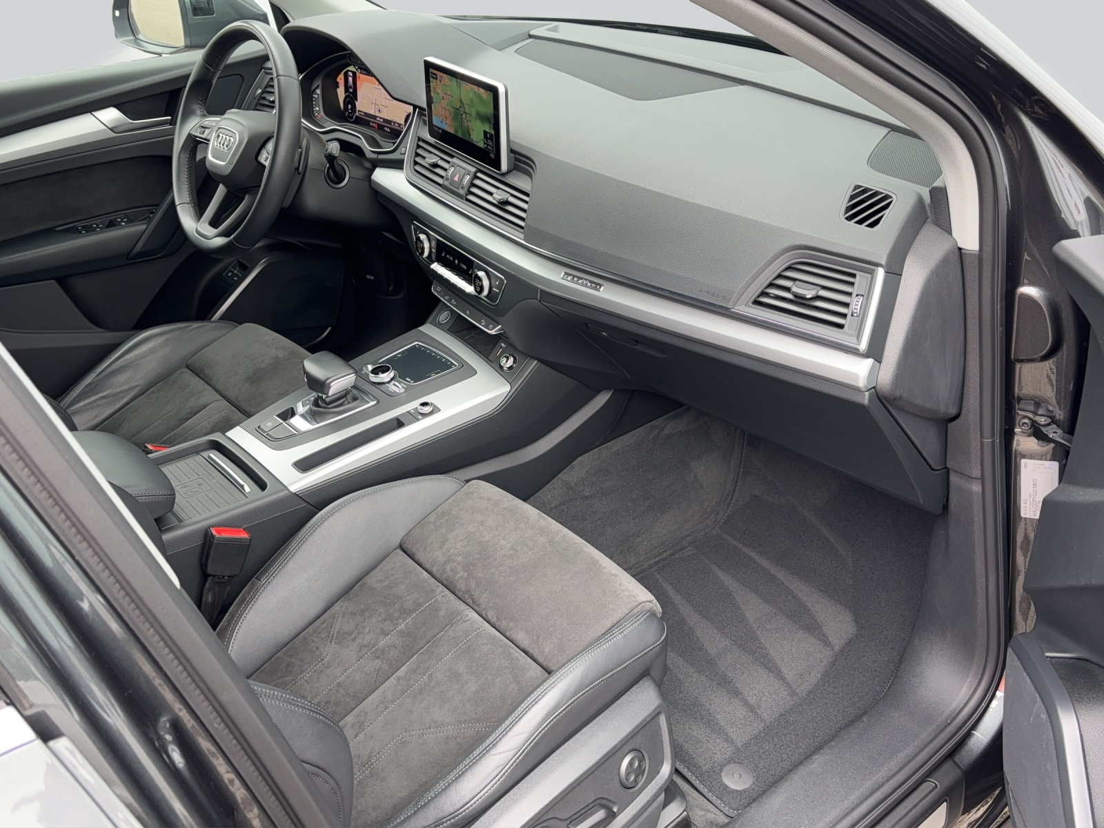 AUDI Q5 55 TFSI e quattro-image-6