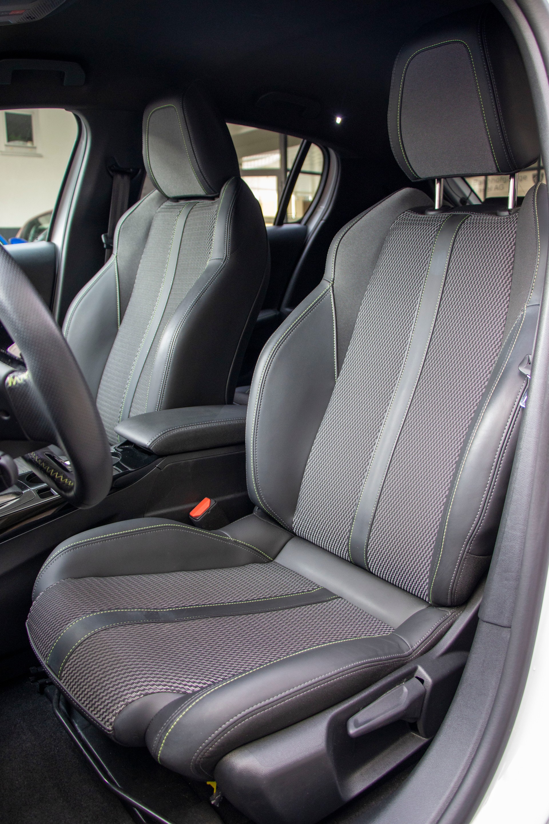PEUGEOT 208 1.2 MHEV 145 GT-image-4