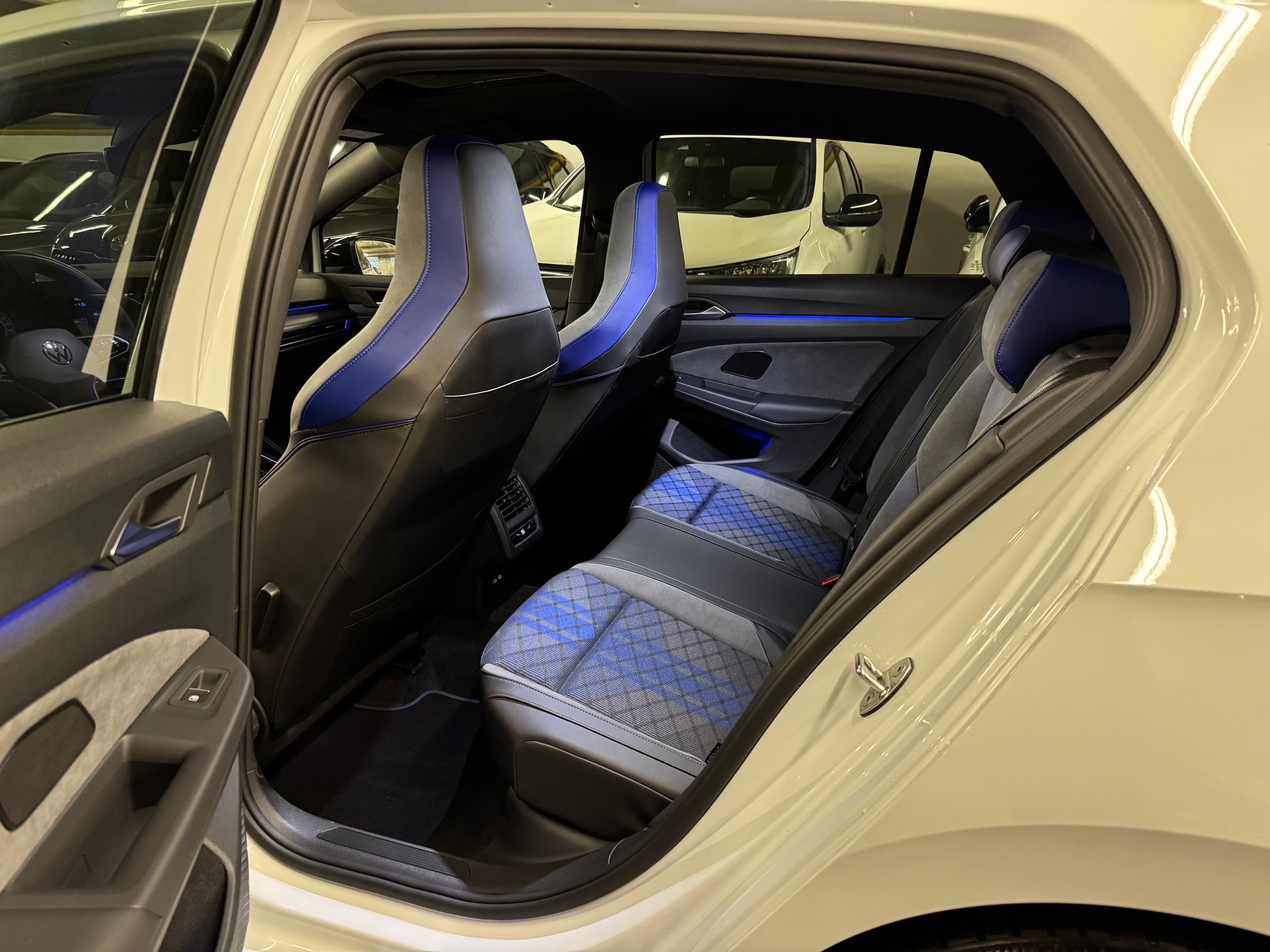 VW Golf 2.0 TSI R DSG 4Motion R Performance-image-9