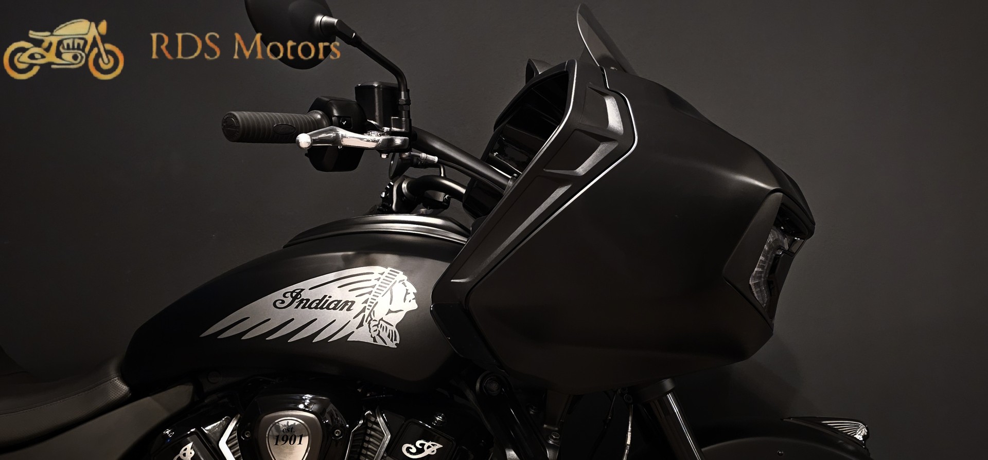 INDIAN Challenger Dark Horse-showroom-element-1