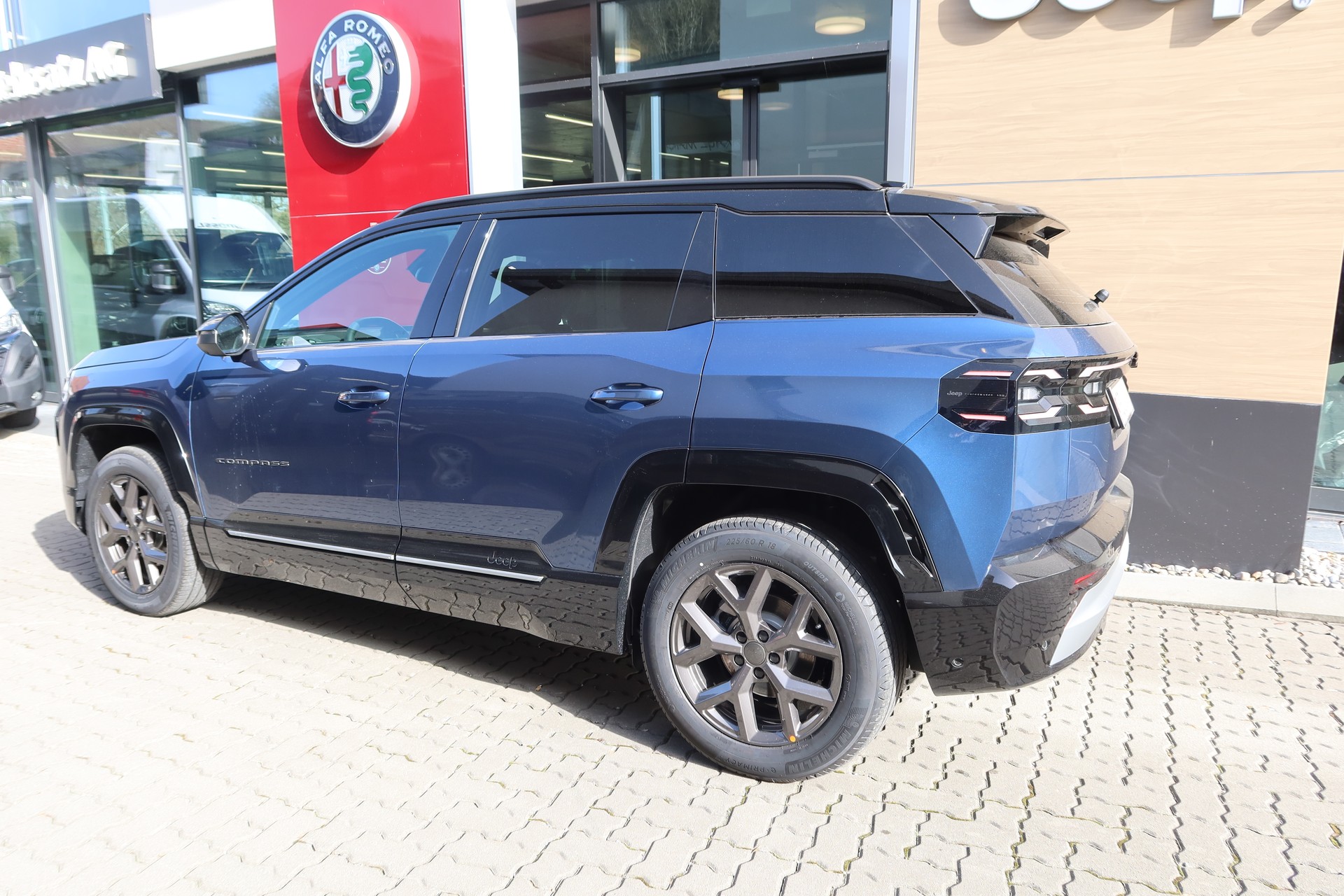 JEEP Compass 1.2 T e-Hybrid Fi-image-3