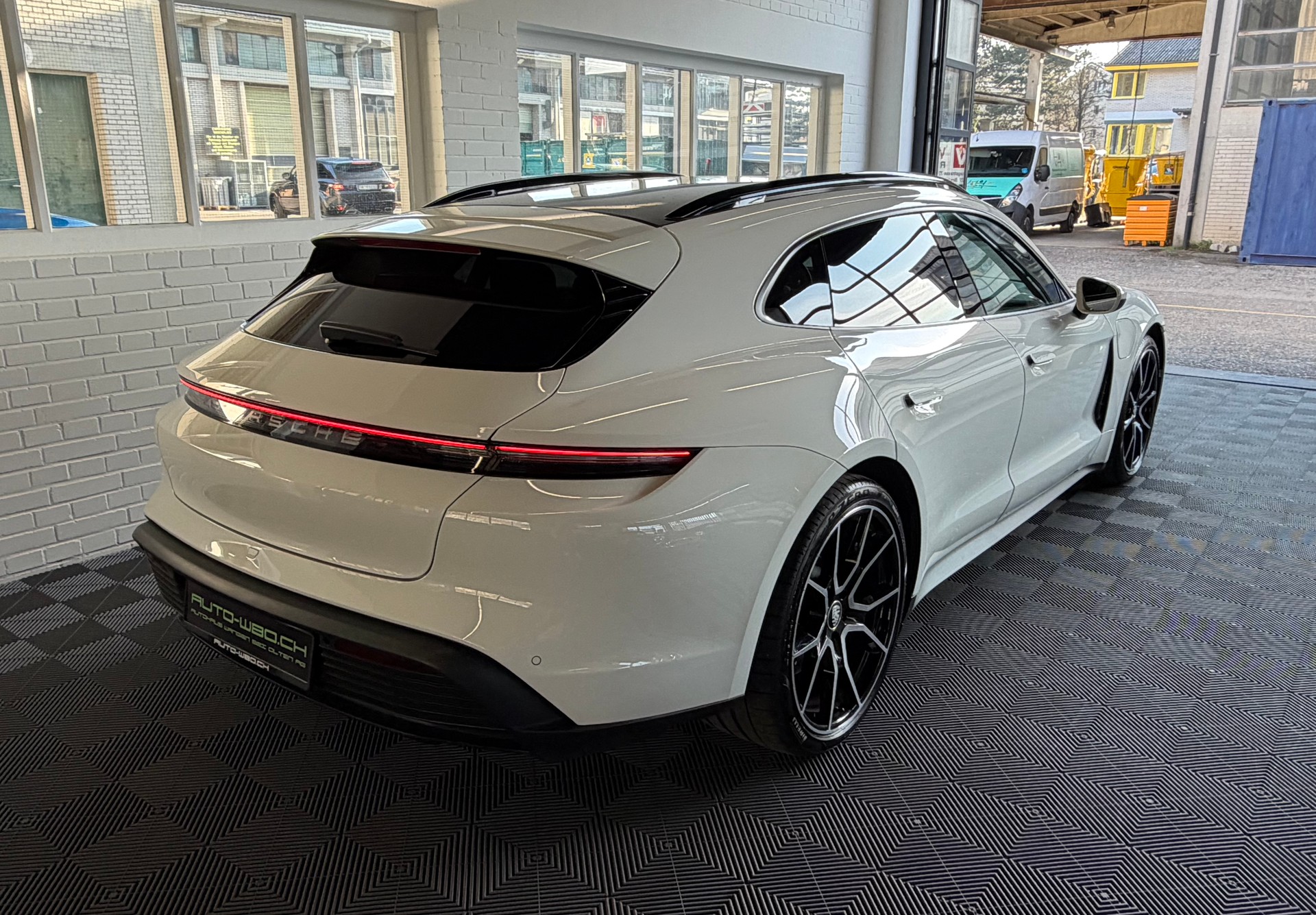 PORSCHE Taycan Sport Turismo Performance 79,2kWh-image-2