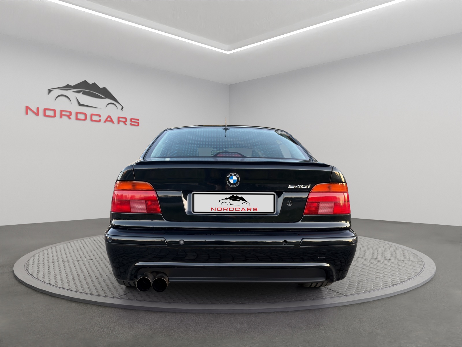 BMW 540i-showroom-element-3