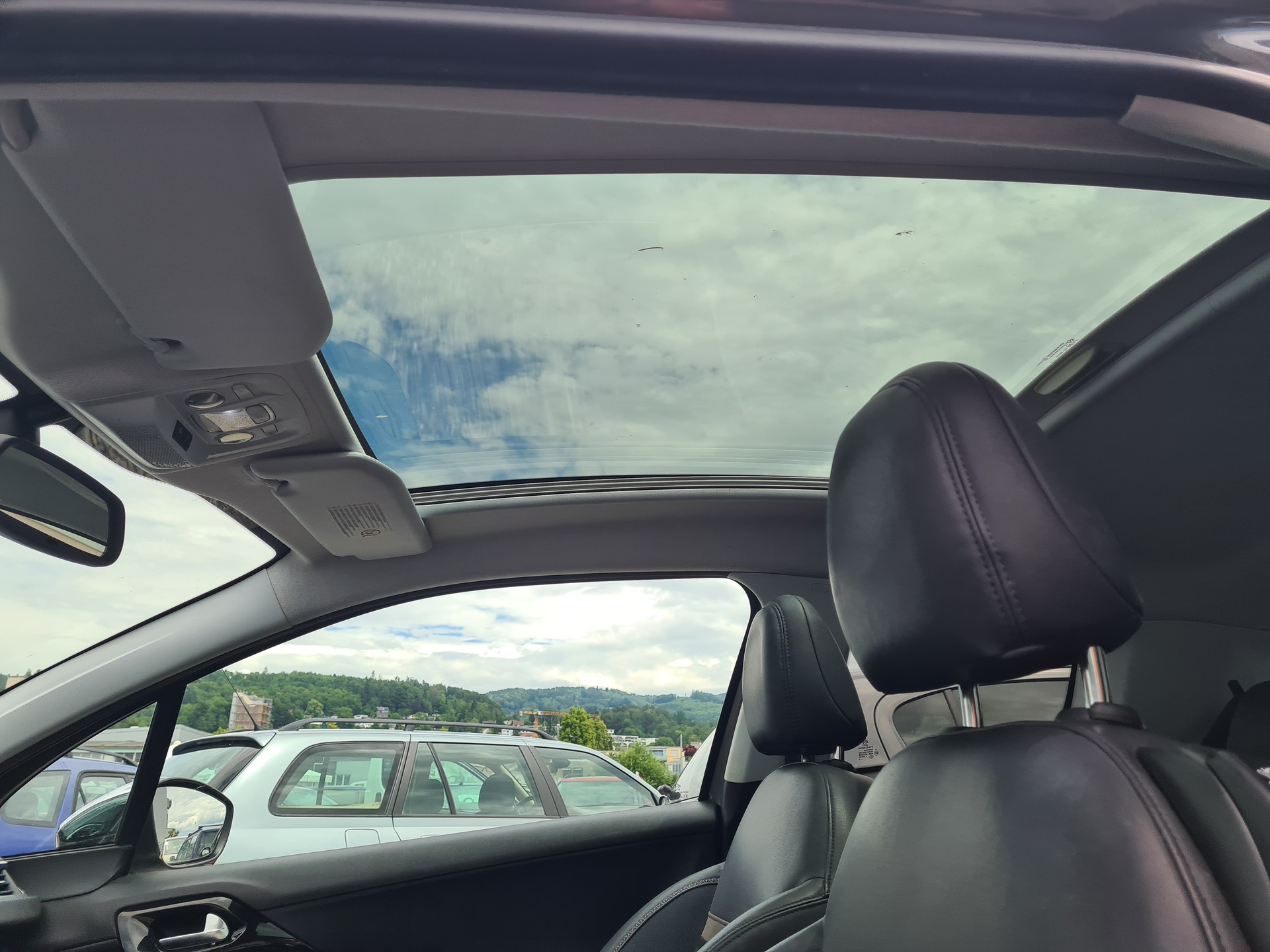 PEUGEOT 208 1.6 Turbo Allure-image-9