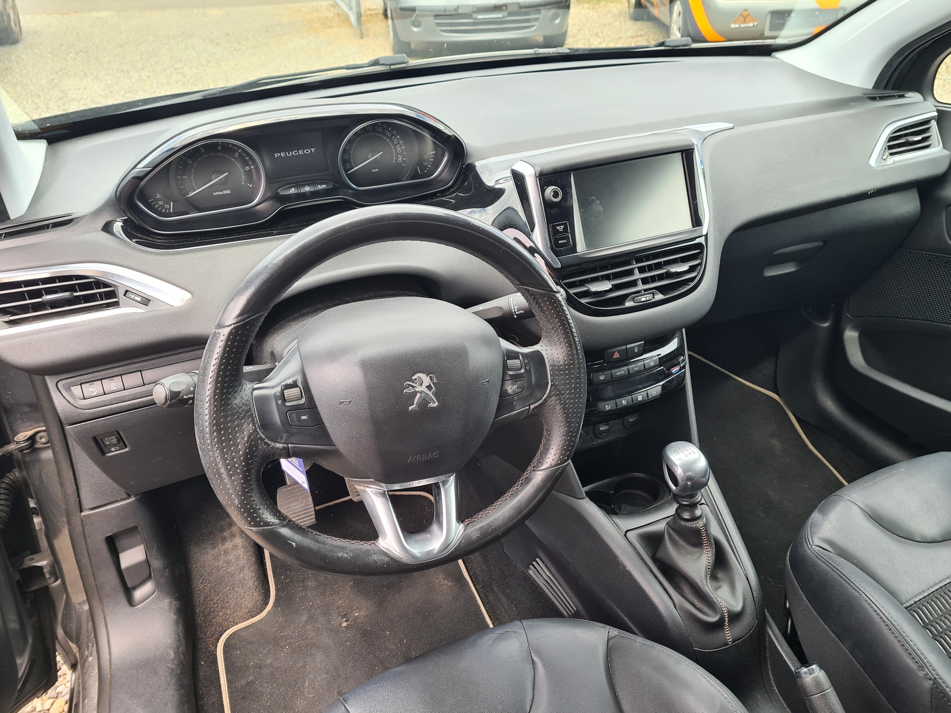 PEUGEOT 208 1.6 Turbo Allure-image-8