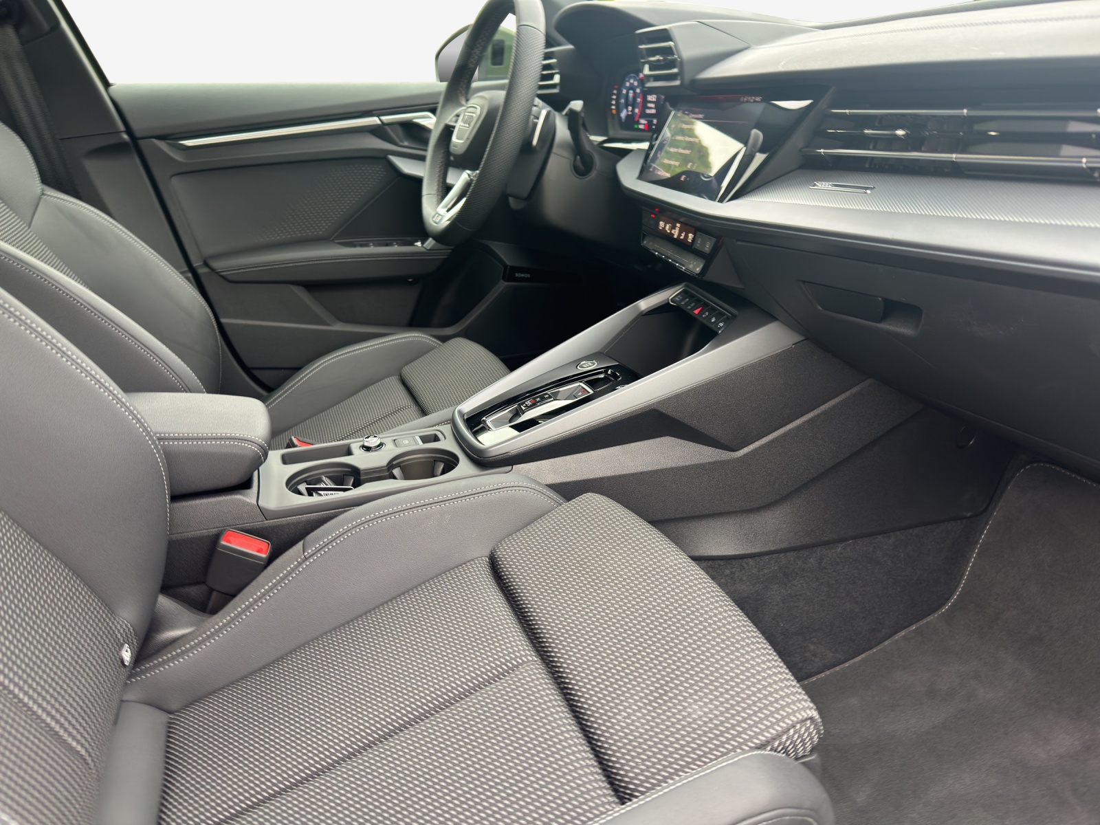 AUDI A3 Sportback TFSI 110 kW S line S tronic-image-14