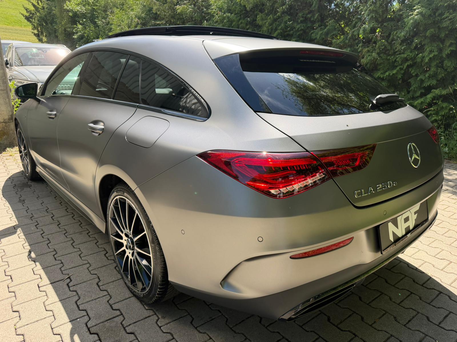 MERCEDES-BENZ CLA Shooting Brake 250 e 8G-DCT AMG Line-image-2