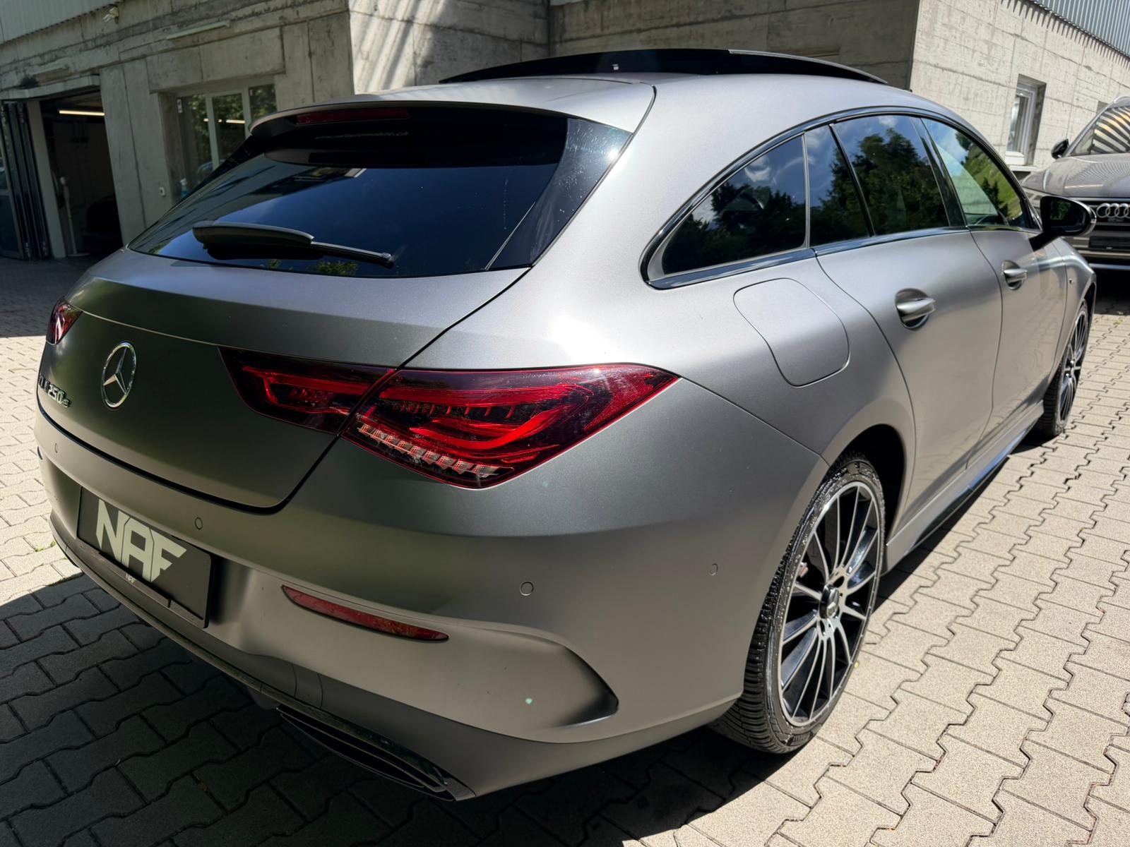 MERCEDES-BENZ CLA Shooting Brake 250 e 8G-DCT AMG Line-image-4