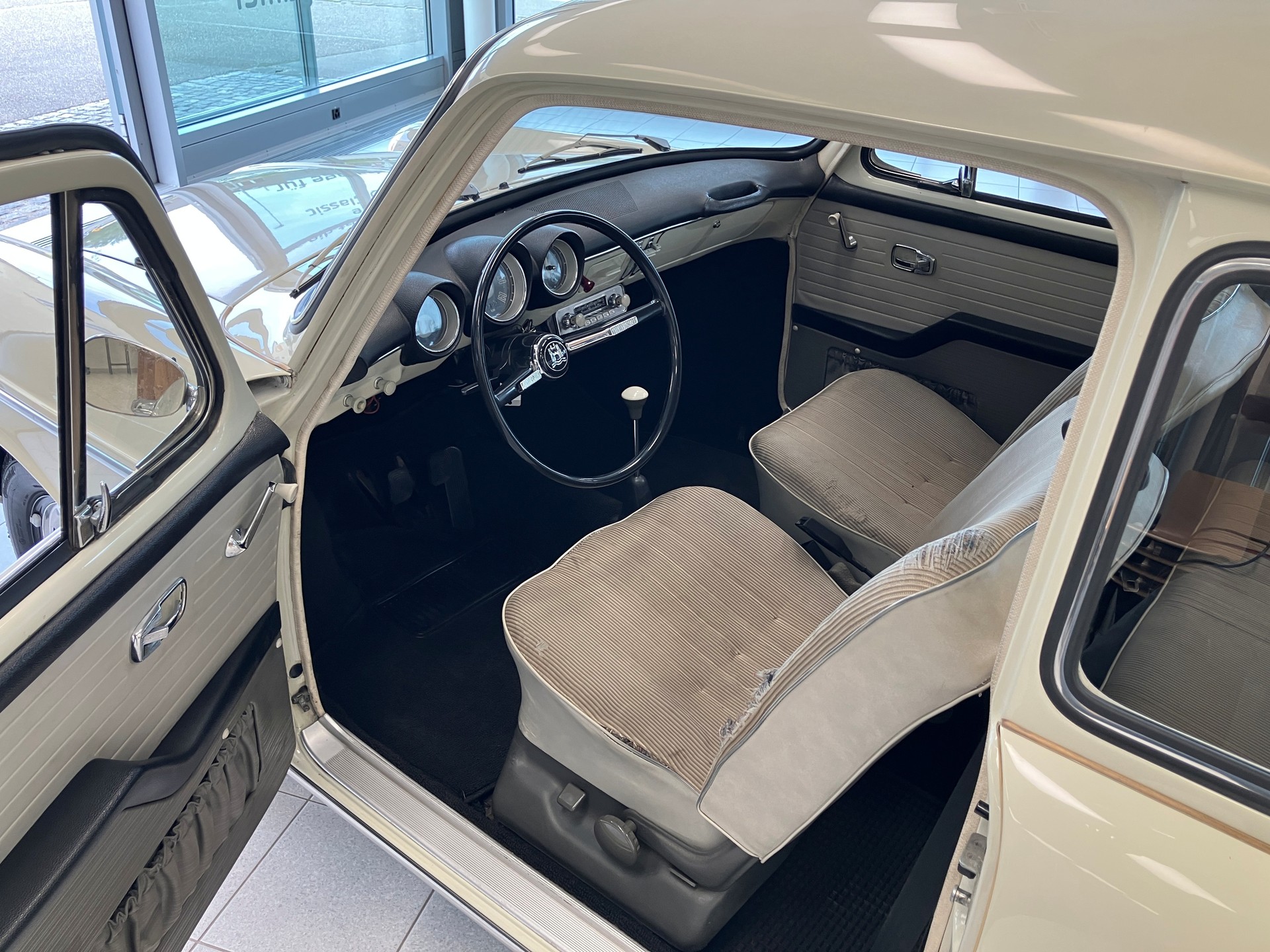 VW 1500 S Limousine-image-18