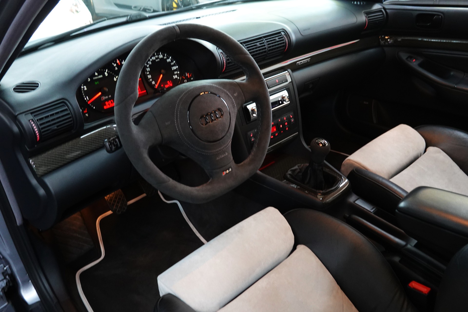 AUDI RS4 AVANT QUATTRO CH-FZ ERST BESITZ ERST 99tKM TRAUM ZUSTAND-image-33